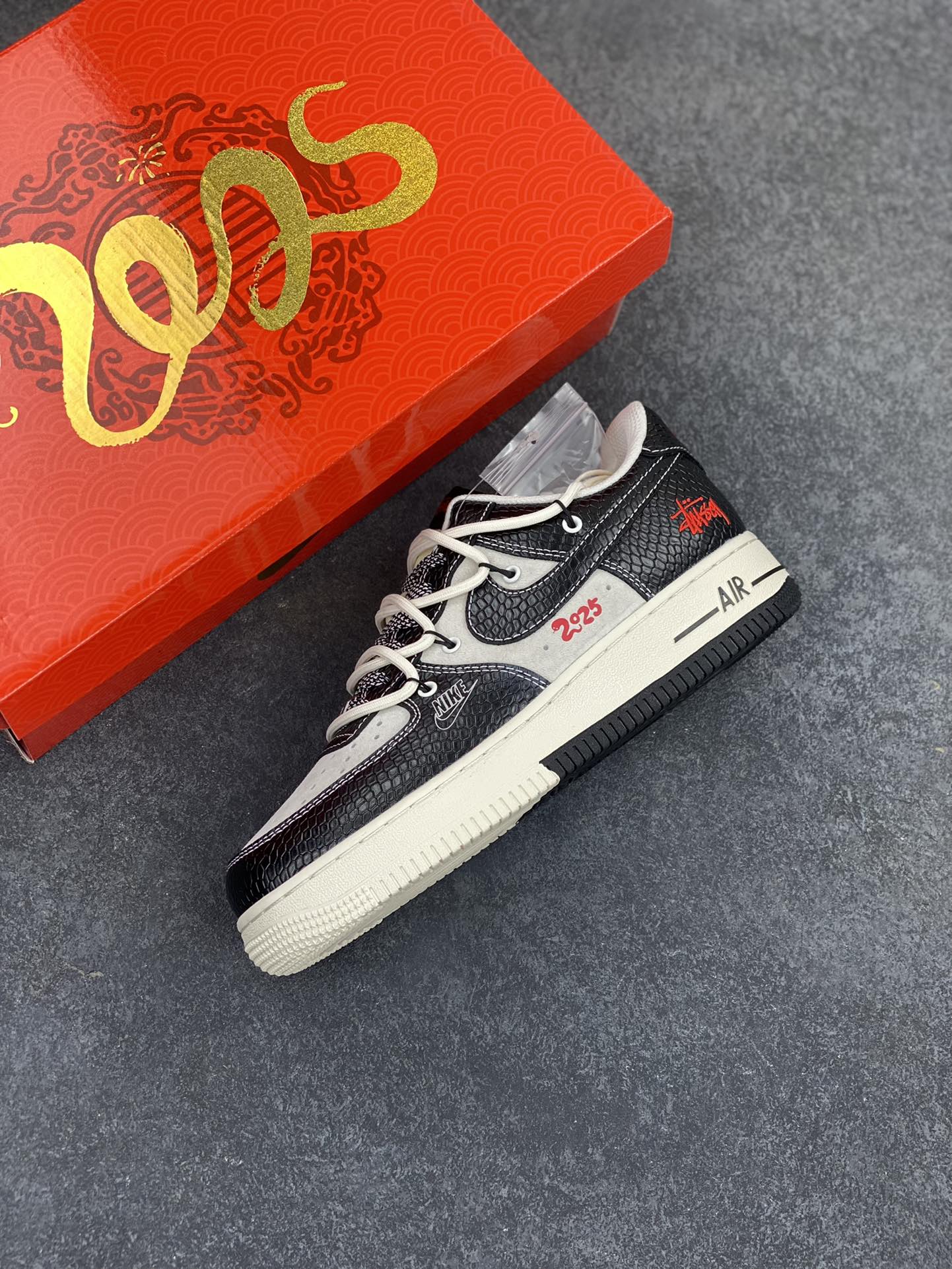 图片[7]-NIke Air Force 1 \’07 Low “斯图西联名蛇年限定——黑蛇纹抽绳”空军一号 低帮 运动鞋 休闲鞋 折边针车 工艺难度大 原楦头原纸板 原装鞋盒 定制五金配件 内置全掌气垫 原厂鞋底 货号：DM6688-013 尺码：36 36.5 37.5 38 38.5 39 40 40.5 41 42 42.5 43 44 44.5 45-选品中心