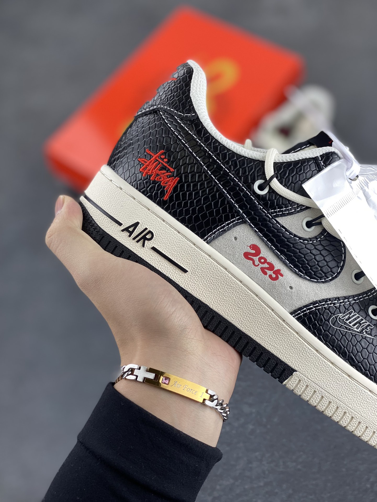 图片[6]-NIke Air Force 1 \’07 Low “斯图西联名蛇年限定——黑蛇纹抽绳”空军一号 低帮 运动鞋 休闲鞋 折边针车 工艺难度大 原楦头原纸板 原装鞋盒 定制五金配件 内置全掌气垫 原厂鞋底 货号：DM6688-013 尺码：36 36.5 37.5 38 38.5 39 40 40.5 41 42 42.5 43 44 44.5 45-选品中心