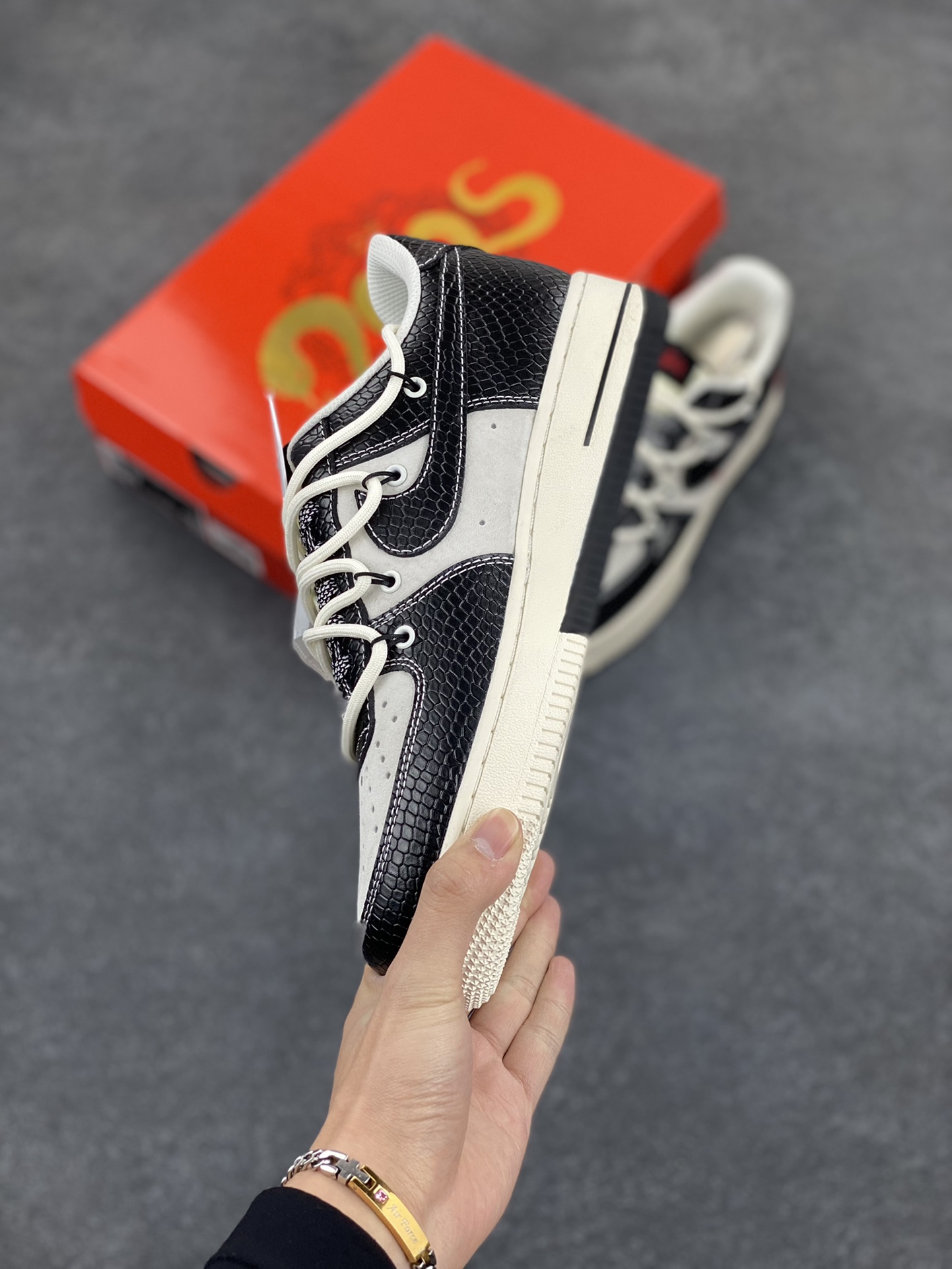 图片[3]-NIke Air Force 1 \’07 Low “斯图西联名蛇年限定——黑蛇纹抽绳”空军一号 低帮 运动鞋 休闲鞋 折边针车 工艺难度大 原楦头原纸板 原装鞋盒 定制五金配件 内置全掌气垫 原厂鞋底 货号：DM6688-013 尺码：36 36.5 37.5 38 38.5 39 40 40.5 41 42 42.5 43 44 44.5 45-选品中心