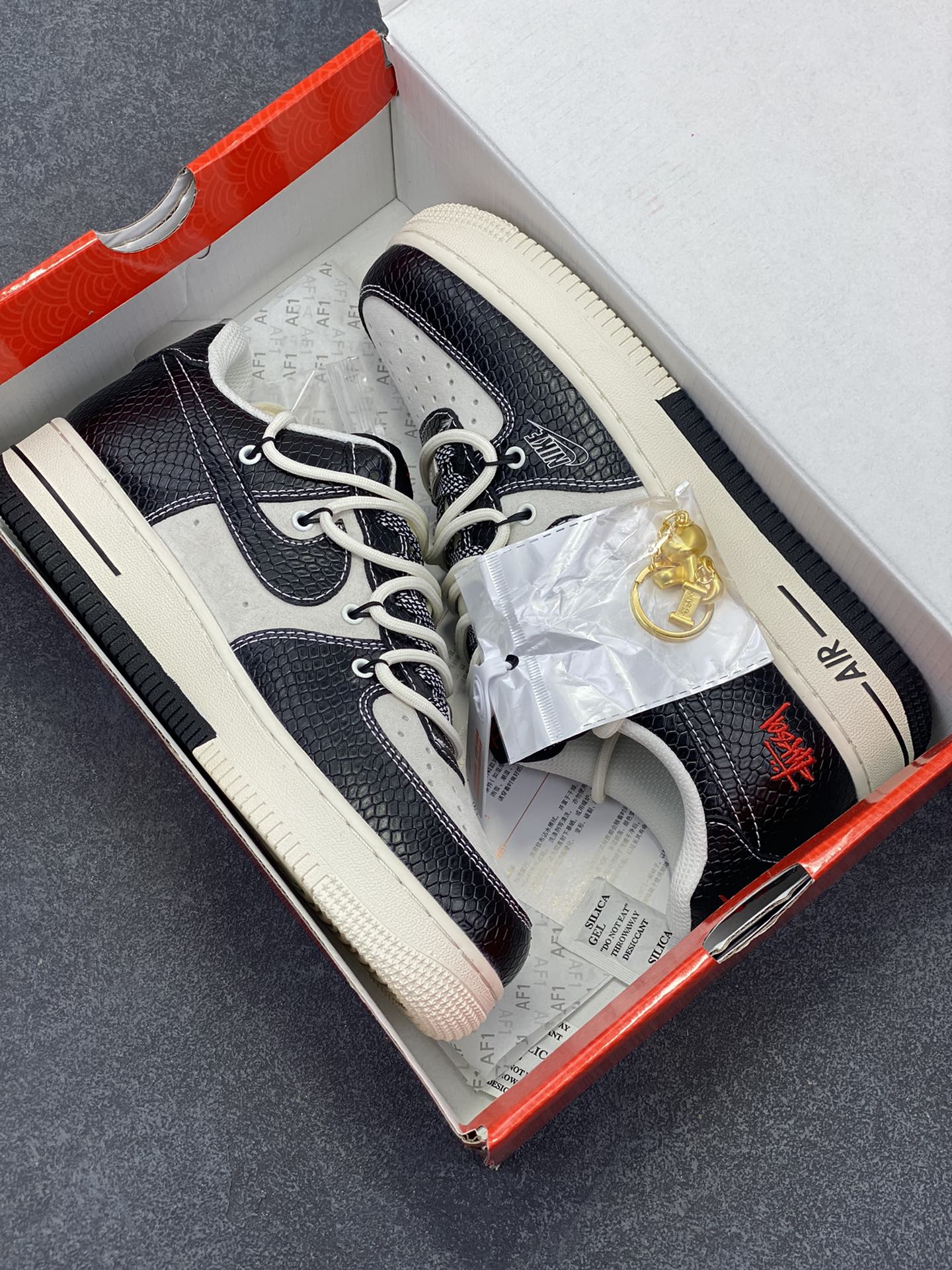 图片[9]-NIke Air Force 1 \’07 Low “斯图西联名蛇年限定——黑蛇纹抽绳”空军一号 低帮 运动鞋 休闲鞋 折边针车 工艺难度大 原楦头原纸板 原装鞋盒 定制五金配件 内置全掌气垫 原厂鞋底 货号：DM6688-013 尺码：36 36.5 37.5 38 38.5 39 40 40.5 41 42 42.5 43 44 44.5 45-选品中心