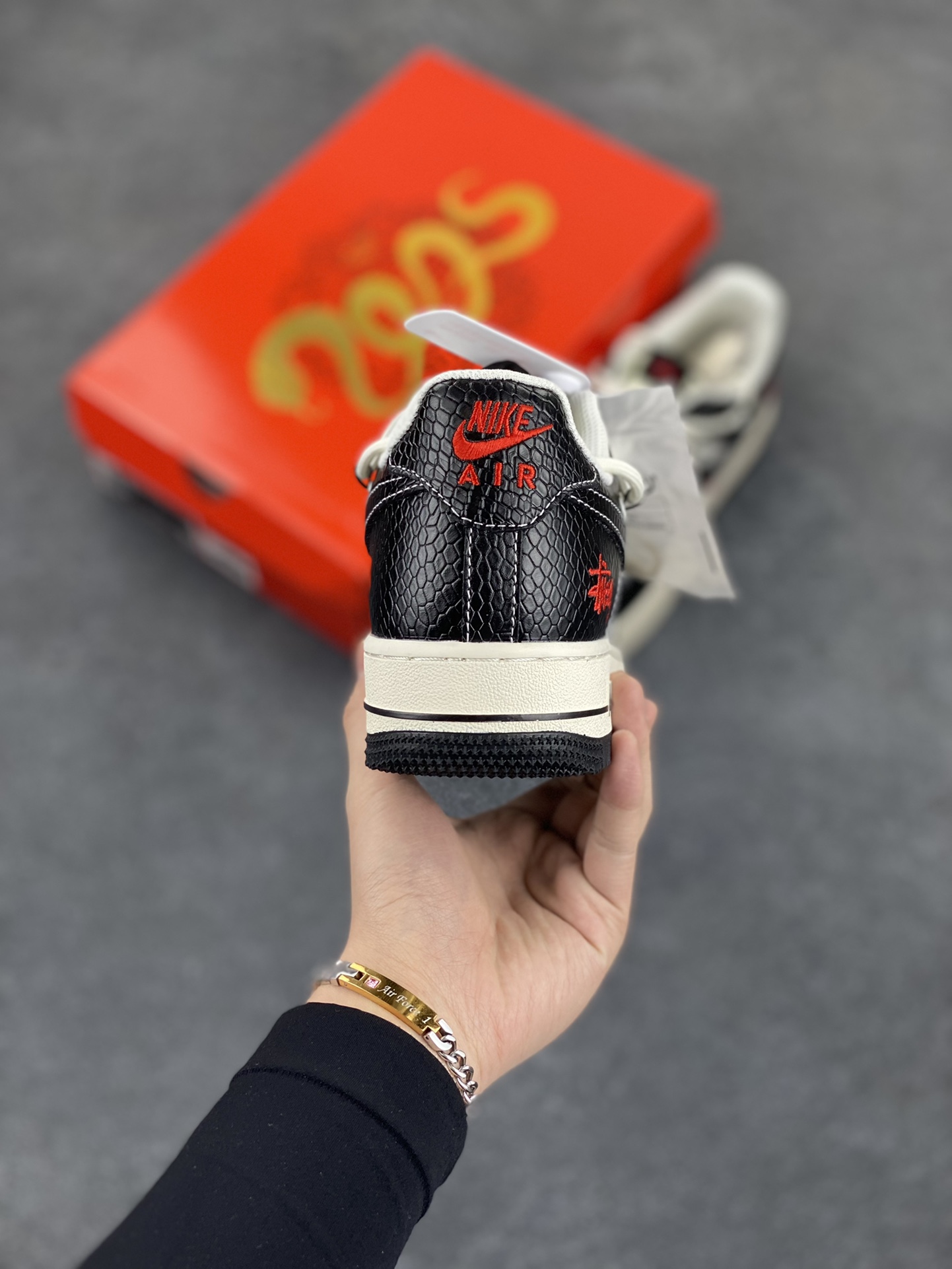 图片[4]-NIke Air Force 1 \’07 Low “斯图西联名蛇年限定——黑蛇纹抽绳”空军一号 低帮 运动鞋 休闲鞋 折边针车 工艺难度大 原楦头原纸板 原装鞋盒 定制五金配件 内置全掌气垫 原厂鞋底 货号：DM6688-013 尺码：36 36.5 37.5 38 38.5 39 40 40.5 41 42 42.5 43 44 44.5 45-选品中心