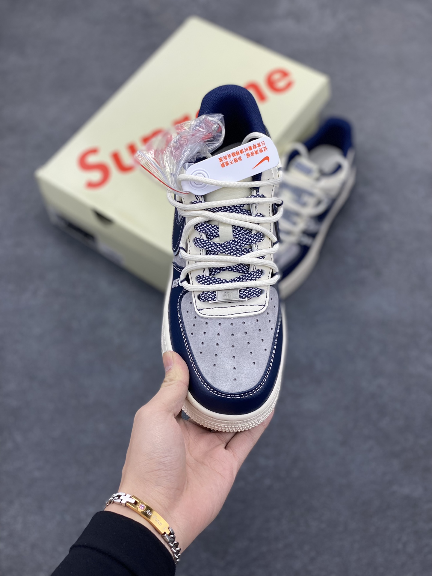 图片[2]-NIke Air Force 1 \’07 Low “Supreme联名——米蓝双色”空军一号 低帮 运动鞋 休闲鞋 折边针车 工艺难度大 原楦头原纸板 原装鞋盒 定制五金配件 内置全掌气垫 原厂鞋底 货号：DM6688-018 尺码：36 36.5 37.5 38 38.5 39 40 40.5 41 42 42.5 43 44 44.5 45-选品中心