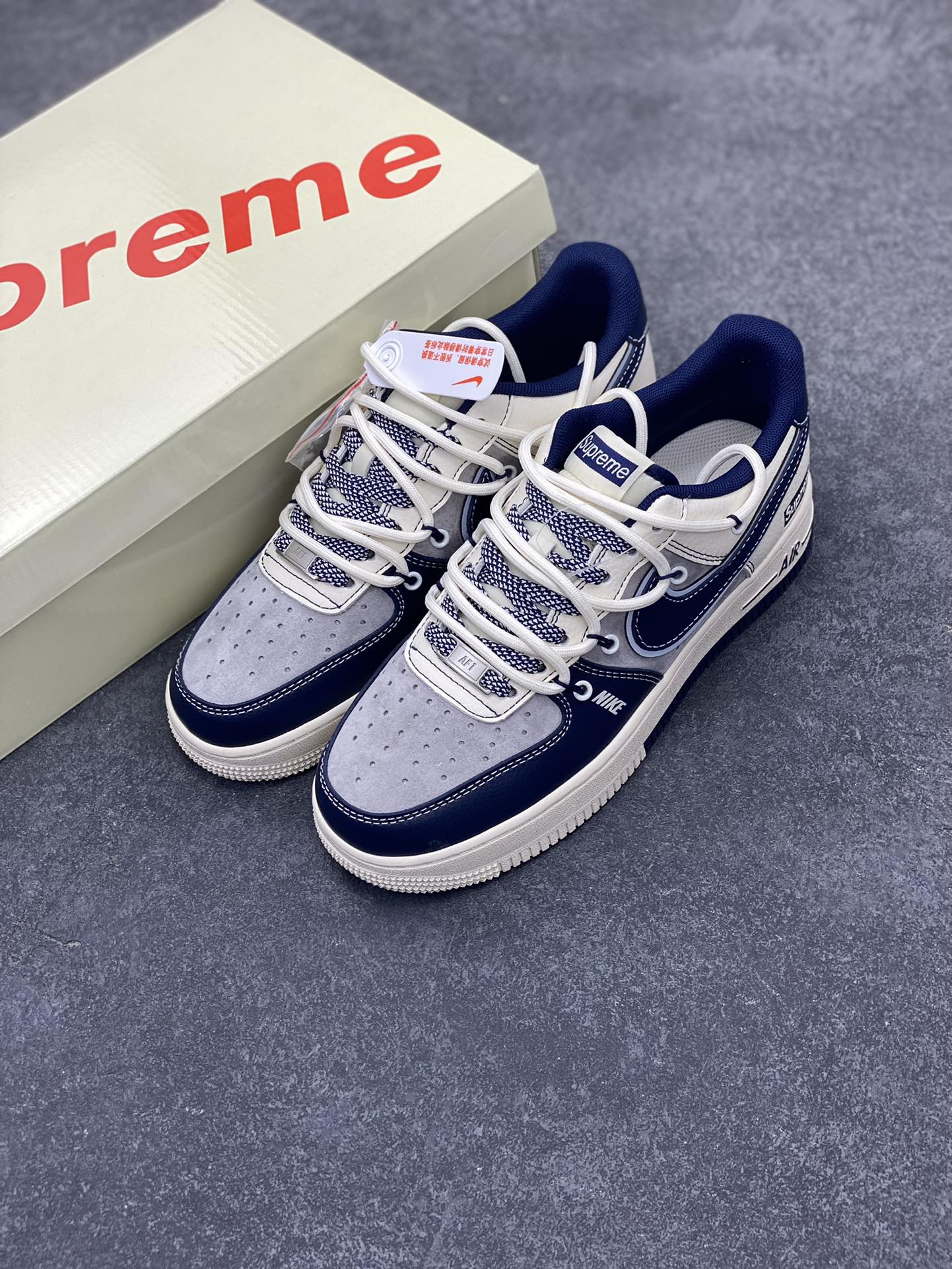 图片[8]-NIke Air Force 1 \’07 Low “Supreme联名——米蓝双色”空军一号 低帮 运动鞋 休闲鞋 折边针车 工艺难度大 原楦头原纸板 原装鞋盒 定制五金配件 内置全掌气垫 原厂鞋底 货号：DM6688-018 尺码：36 36.5 37.5 38 38.5 39 40 40.5 41 42 42.5 43 44 44.5 45-选品中心