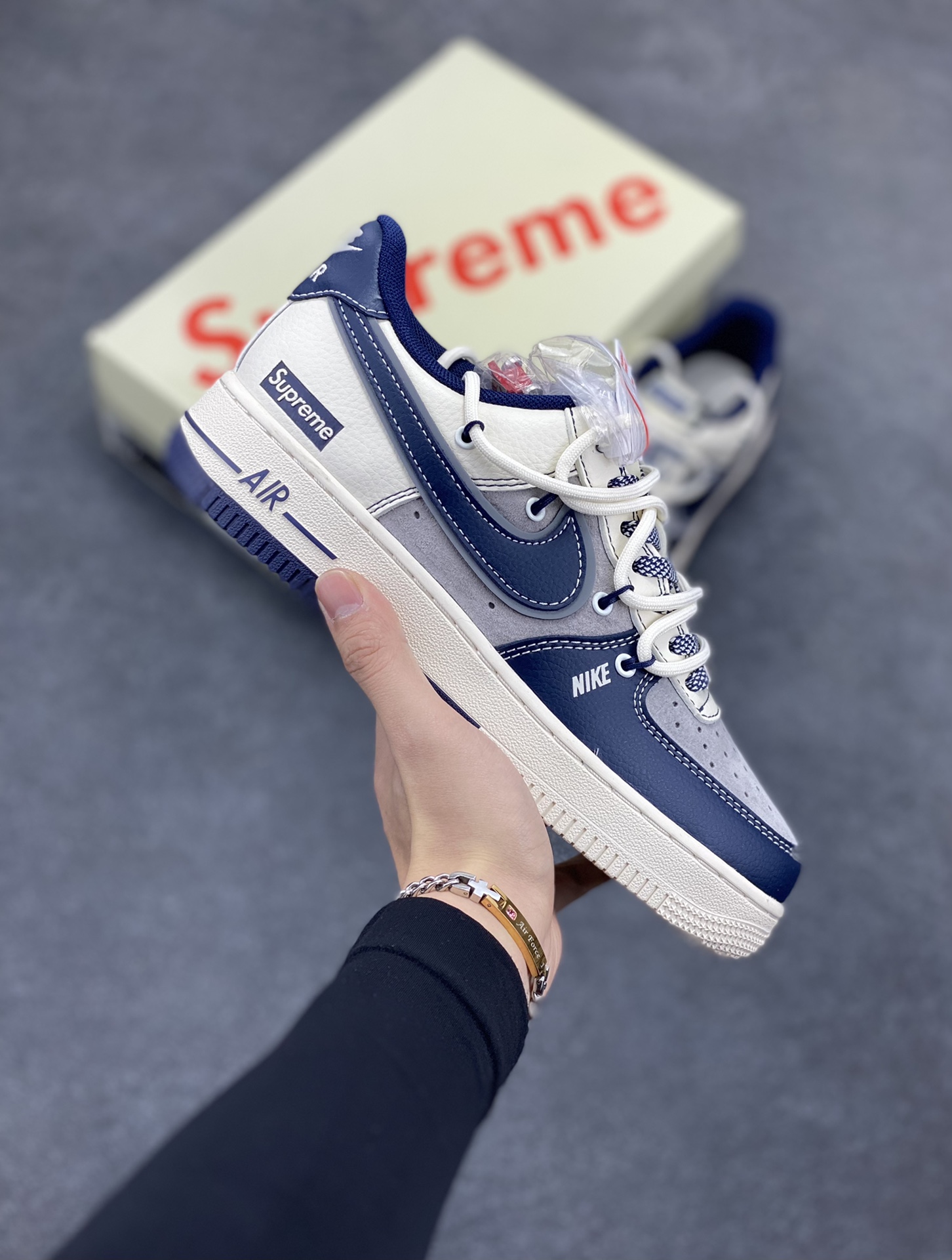 NIke Air Force 1 \’07 Low “Supreme联名——米蓝双色”空军一号 低帮 运动鞋 休闲鞋 折边针车 工艺难度大 原楦头原纸板 原装鞋盒 定制五金配件 内置全掌气垫 原厂鞋底 货号:DM6688-018 尺码:36 36.5 37.5 38 38.5 39 40 40.5 41 42 42.5 43 44 44.5 45-选品中心