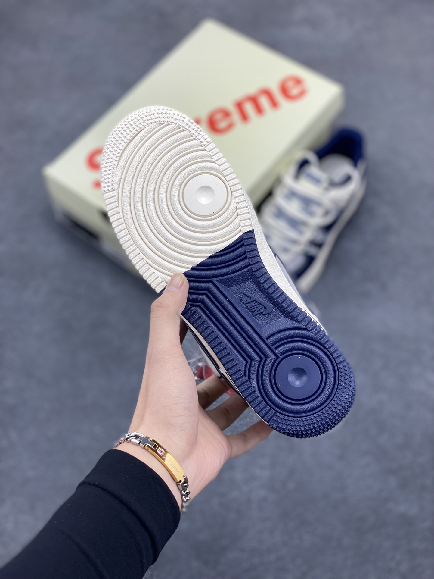 图片[5]-NIke Air Force 1 \’07 Low “Supreme联名——米蓝双色”空军一号 低帮 运动鞋 休闲鞋 折边针车 工艺难度大 原楦头原纸板 原装鞋盒 定制五金配件 内置全掌气垫 原厂鞋底 货号：DM6688-018 尺码：36 36.5 37.5 38 38.5 39 40 40.5 41 42 42.5 43 44 44.5 45-选品中心