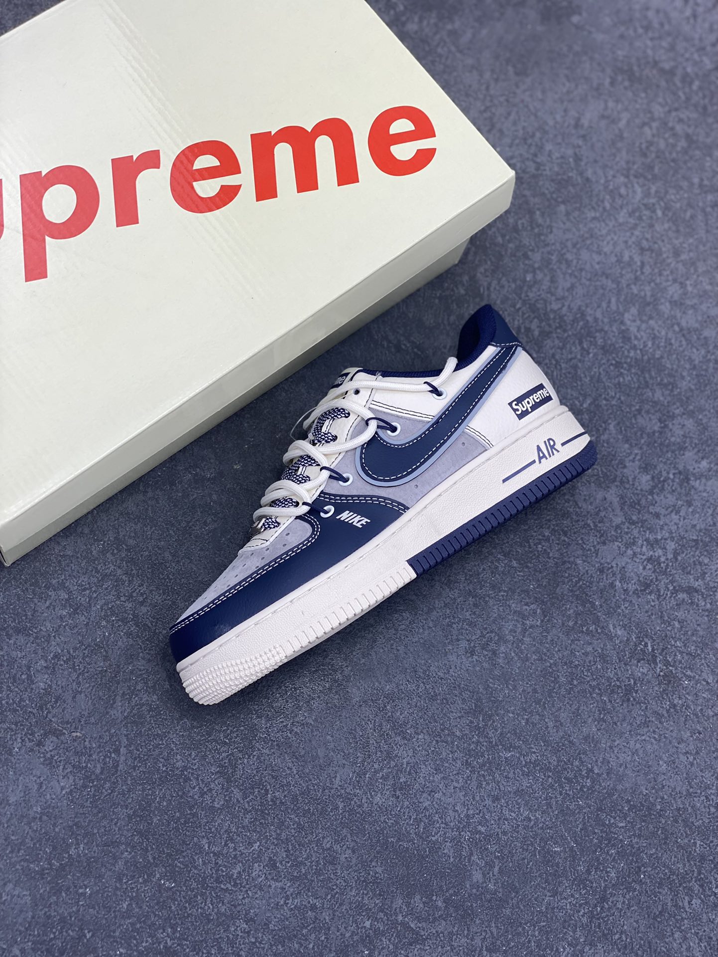 图片[7]-NIke Air Force 1 \’07 Low “Supreme联名——米蓝双色”空军一号 低帮 运动鞋 休闲鞋 折边针车 工艺难度大 原楦头原纸板 原装鞋盒 定制五金配件 内置全掌气垫 原厂鞋底 货号：DM6688-018 尺码：36 36.5 37.5 38 38.5 39 40 40.5 41 42 42.5 43 44 44.5 45-选品中心