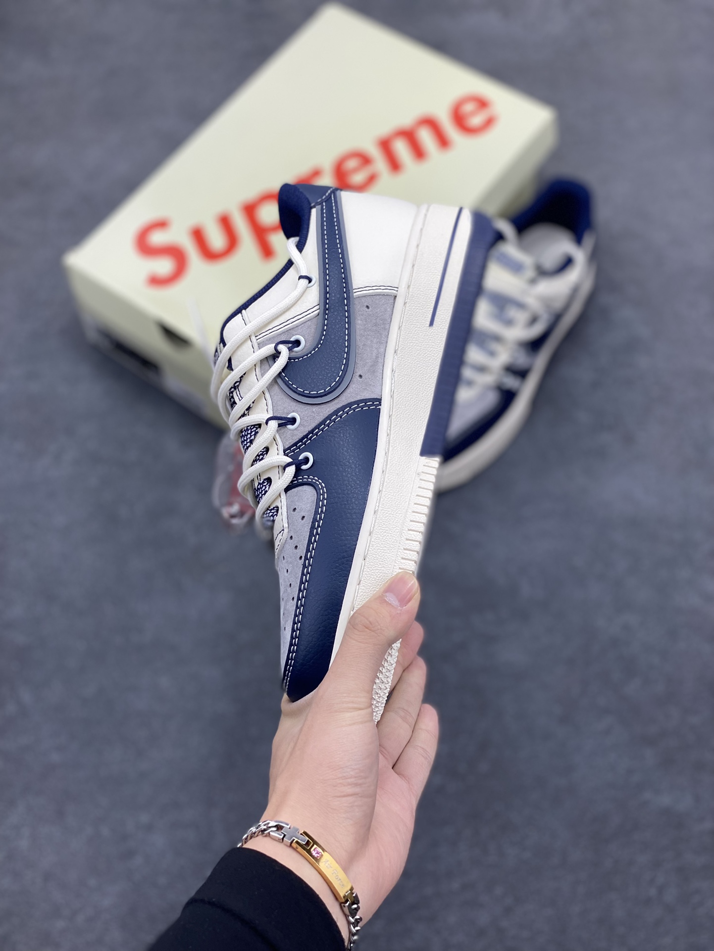 图片[3]-NIke Air Force 1 \’07 Low “Supreme联名——米蓝双色”空军一号 低帮 运动鞋 休闲鞋 折边针车 工艺难度大 原楦头原纸板 原装鞋盒 定制五金配件 内置全掌气垫 原厂鞋底 货号：DM6688-018 尺码：36 36.5 37.5 38 38.5 39 40 40.5 41 42 42.5 43 44 44.5 45-选品中心