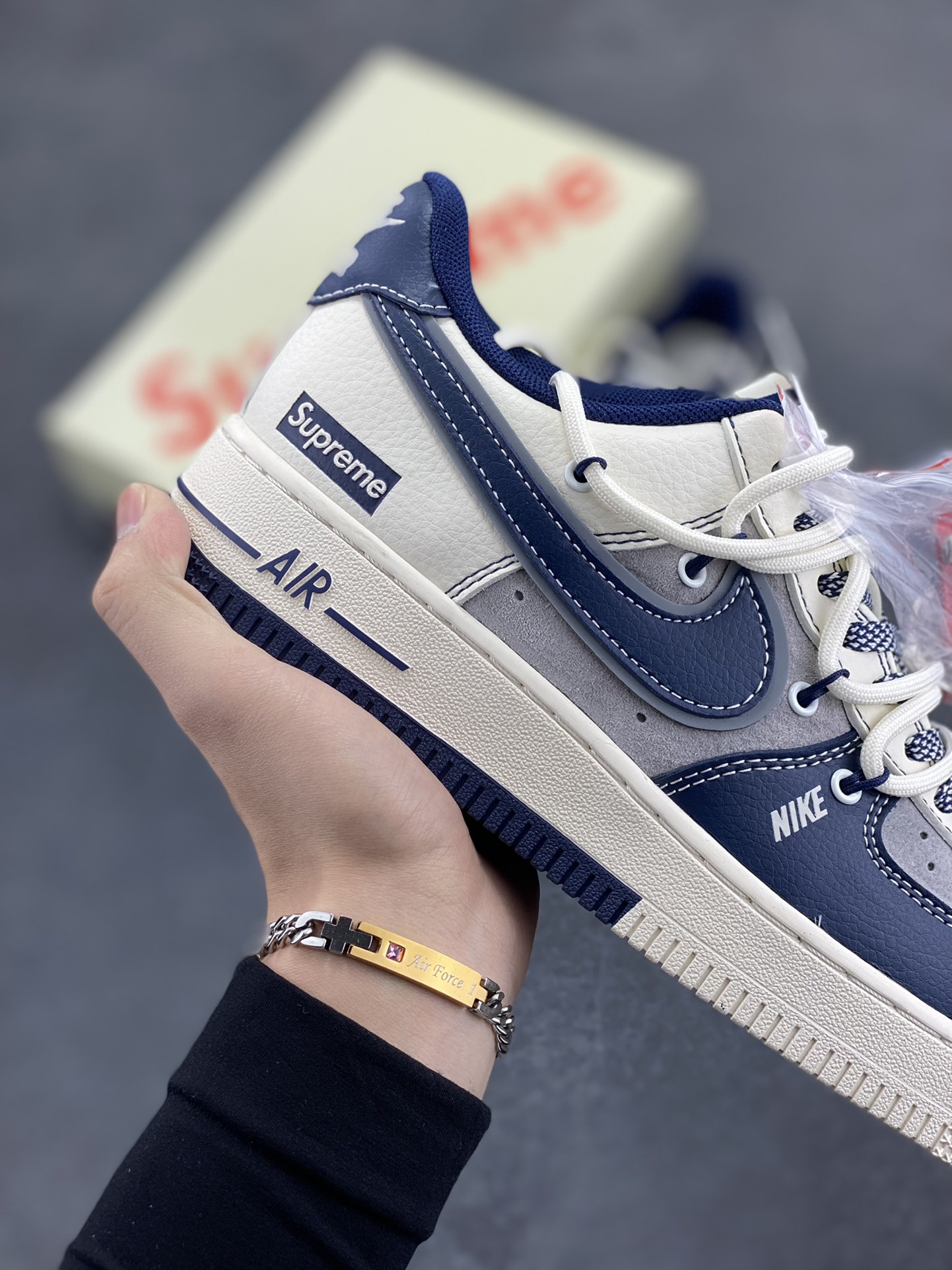 图片[6]-NIke Air Force 1 \’07 Low “Supreme联名——米蓝双色”空军一号 低帮 运动鞋 休闲鞋 折边针车 工艺难度大 原楦头原纸板 原装鞋盒 定制五金配件 内置全掌气垫 原厂鞋底 货号：DM6688-018 尺码：36 36.5 37.5 38 38.5 39 40 40.5 41 42 42.5 43 44 44.5 45-选品中心