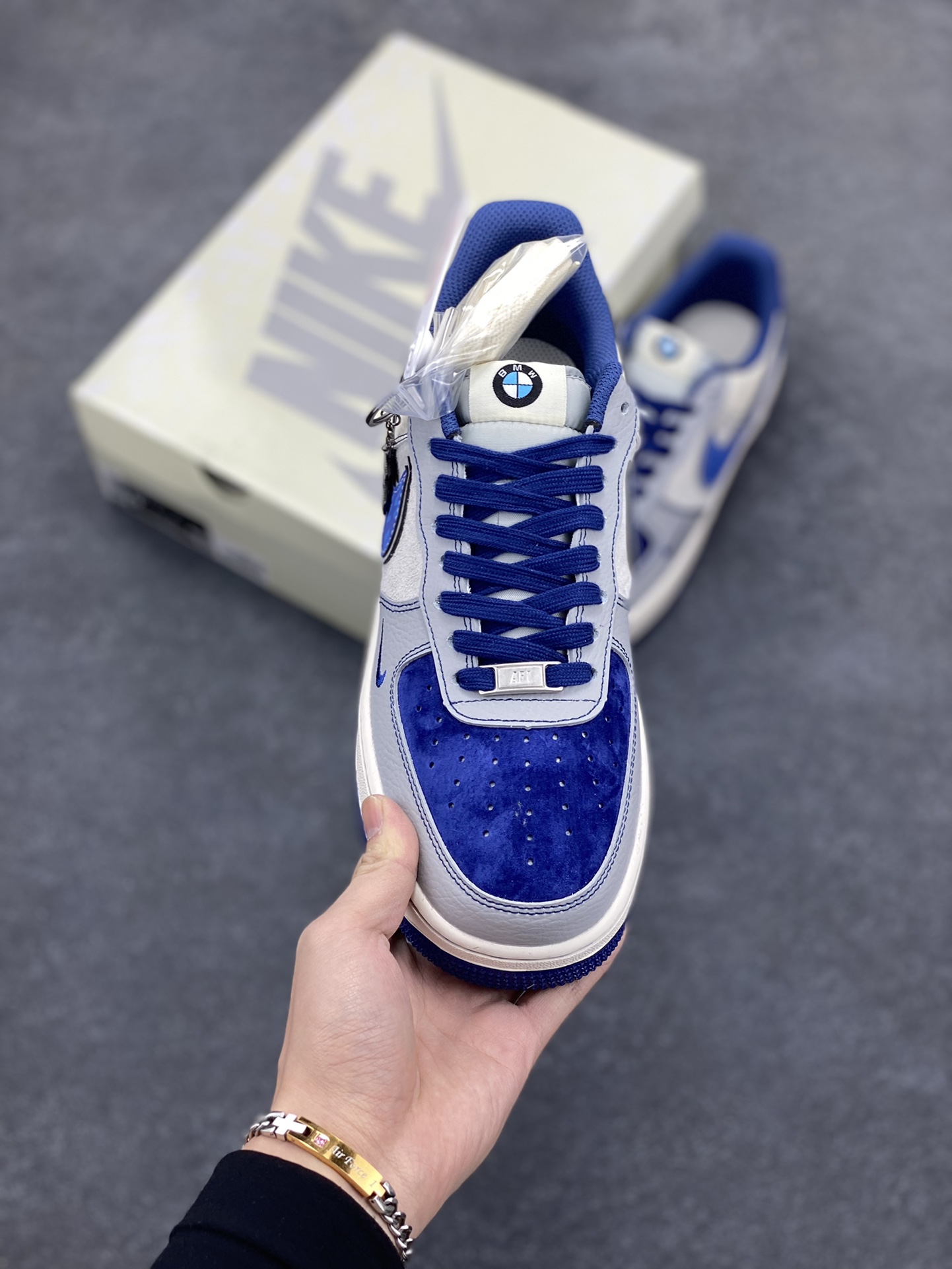 图片[2]-NIke Air Force 1 \’07 Low “宝马联名——蓝天白云”空军一号 低帮 运动鞋 休闲鞋 折边针车 工艺难度大 原楦头原纸板 原装鞋盒 定制五金配件 内置全掌气垫 原厂鞋底 货号：DM6688-017 尺码：36 36.5 37.5 38 38.5 39 40 40.5 41 42 42.5 43 44 44.5 45-选品中心