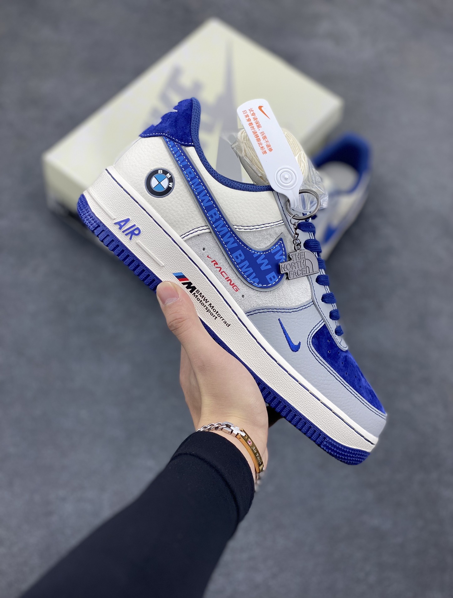 NIke Air Force 1 \’07 Low “宝马联名——蓝天白云”空军一号 低帮 运动鞋 休闲鞋 折边针车 工艺难度大 原楦头原纸板 原装鞋盒 定制五金配件 内置全掌气垫 原厂鞋底 货号:DM6688-017 尺码:36 36.5 37.5 38 38.5 39 40 40.5 41 42 42.5 43 44 44.5 45-选品中心