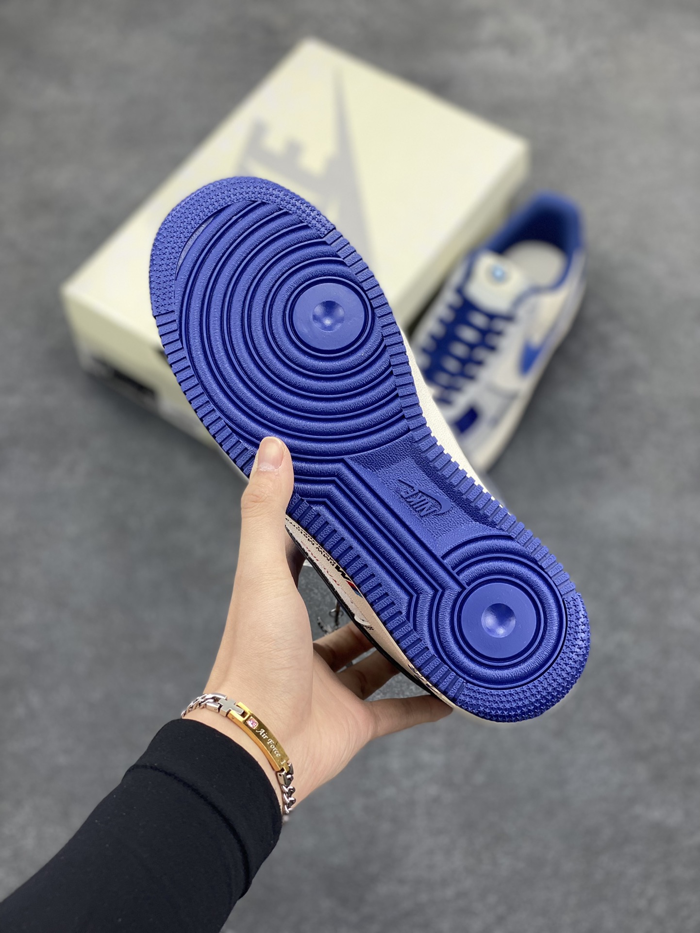 图片[5]-NIke Air Force 1 \’07 Low “宝马联名——蓝天白云”空军一号 低帮 运动鞋 休闲鞋 折边针车 工艺难度大 原楦头原纸板 原装鞋盒 定制五金配件 内置全掌气垫 原厂鞋底 货号：DM6688-017 尺码：36 36.5 37.5 38 38.5 39 40 40.5 41 42 42.5 43 44 44.5 45-选品中心
