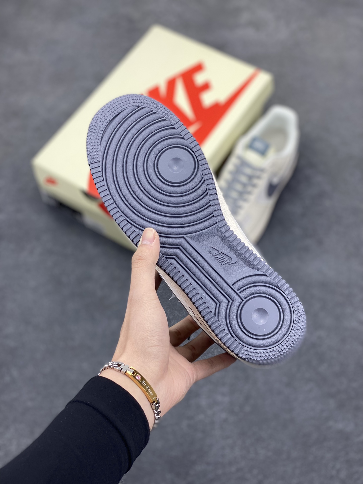 图片[5]-NIke Air Force 1 \’07 Low “斯图西联名——米灰刺绣勾”空军一号 低帮 运动鞋 休闲鞋 折边针车 工艺难度大 原楦头原纸板 原装鞋盒 定制五金配件 内置全掌气垫 原厂鞋底 货号：DM6688-003 尺码：36 36.5 37.5 38 38.5 39 40 40.5 41 42 42.5 43 44 44.5 45-选品中心