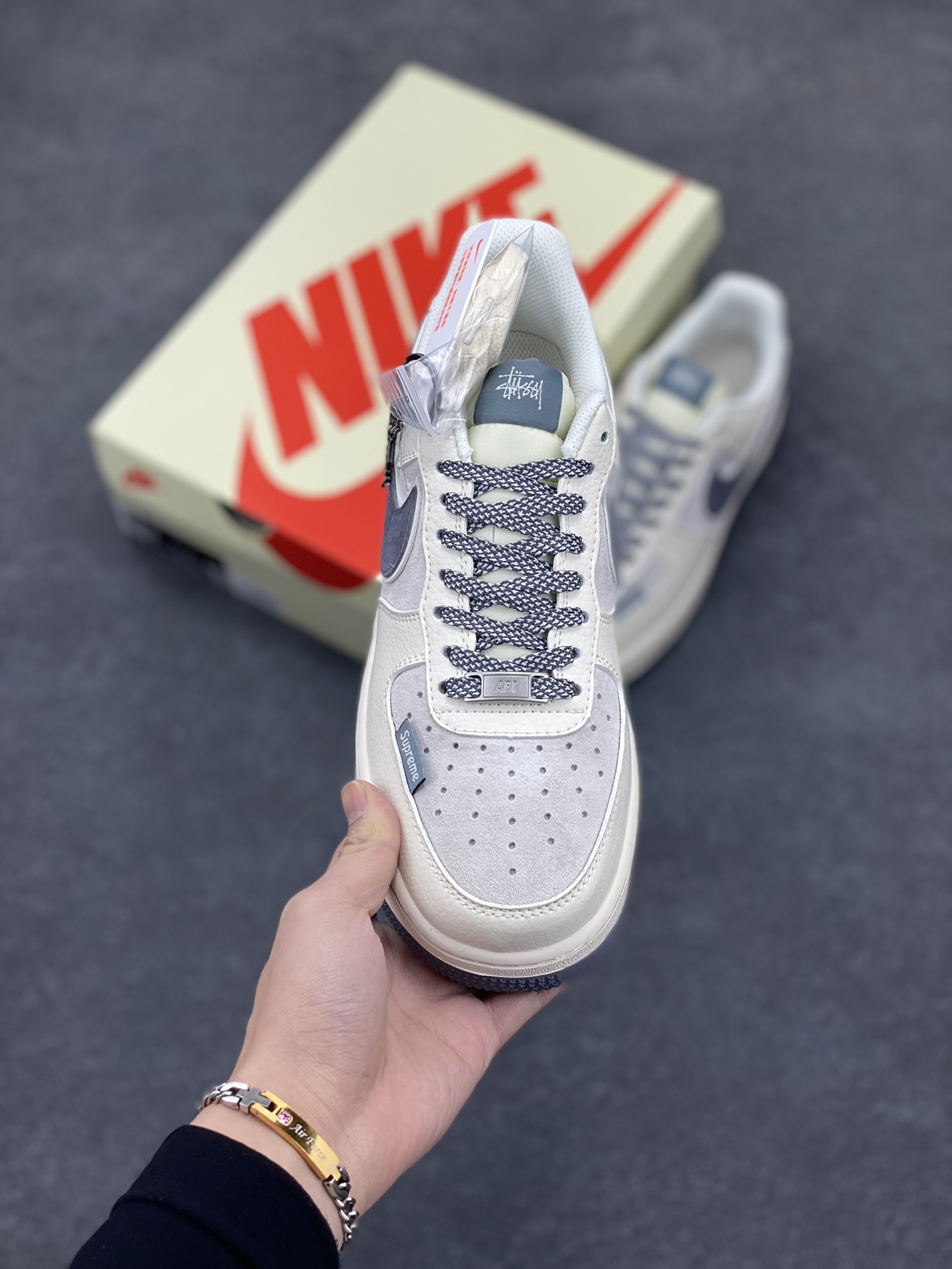 图片[2]-NIke Air Force 1 \’07 Low “斯图西联名——米灰刺绣勾”空军一号 低帮 运动鞋 休闲鞋 折边针车 工艺难度大 原楦头原纸板 原装鞋盒 定制五金配件 内置全掌气垫 原厂鞋底 货号：DM6688-003 尺码：36 36.5 37.5 38 38.5 39 40 40.5 41 42 42.5 43 44 44.5 45-选品中心