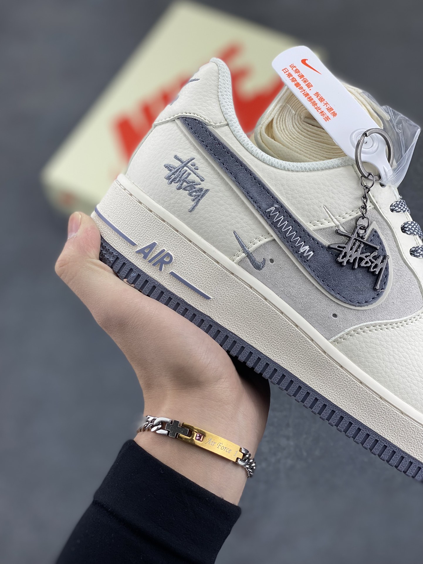 图片[6]-NIke Air Force 1 \’07 Low “斯图西联名——米灰刺绣勾”空军一号 低帮 运动鞋 休闲鞋 折边针车 工艺难度大 原楦头原纸板 原装鞋盒 定制五金配件 内置全掌气垫 原厂鞋底 货号：DM6688-003 尺码：36 36.5 37.5 38 38.5 39 40 40.5 41 42 42.5 43 44 44.5 45-选品中心