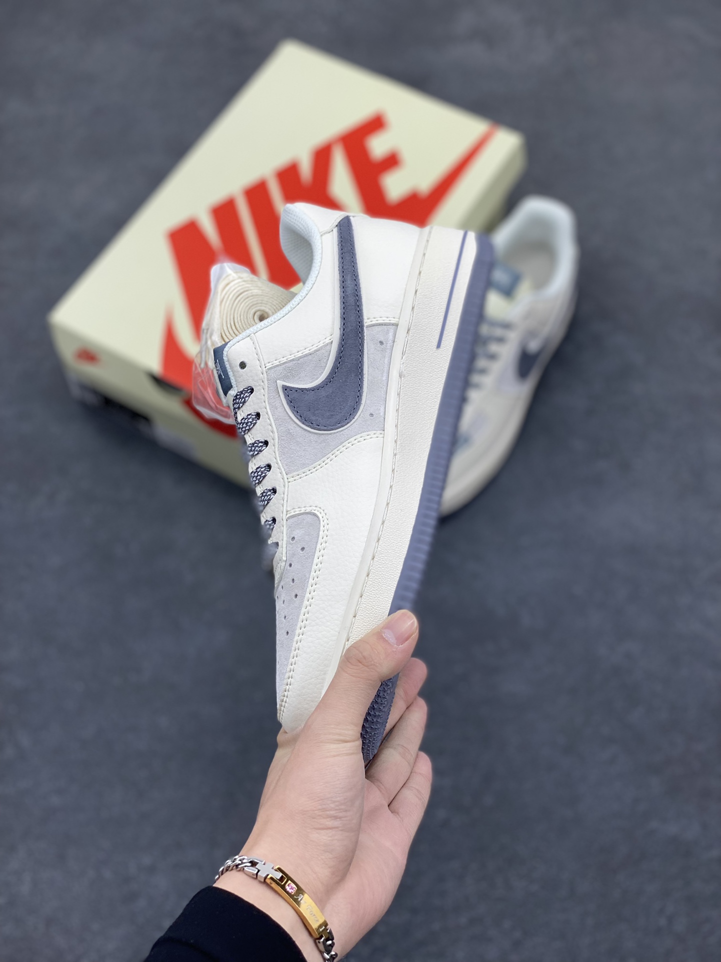 图片[3]-NIke Air Force 1 \’07 Low “斯图西联名——米灰刺绣勾”空军一号 低帮 运动鞋 休闲鞋 折边针车 工艺难度大 原楦头原纸板 原装鞋盒 定制五金配件 内置全掌气垫 原厂鞋底 货号：DM6688-003 尺码：36 36.5 37.5 38 38.5 39 40 40.5 41 42 42.5 43 44 44.5 45-选品中心