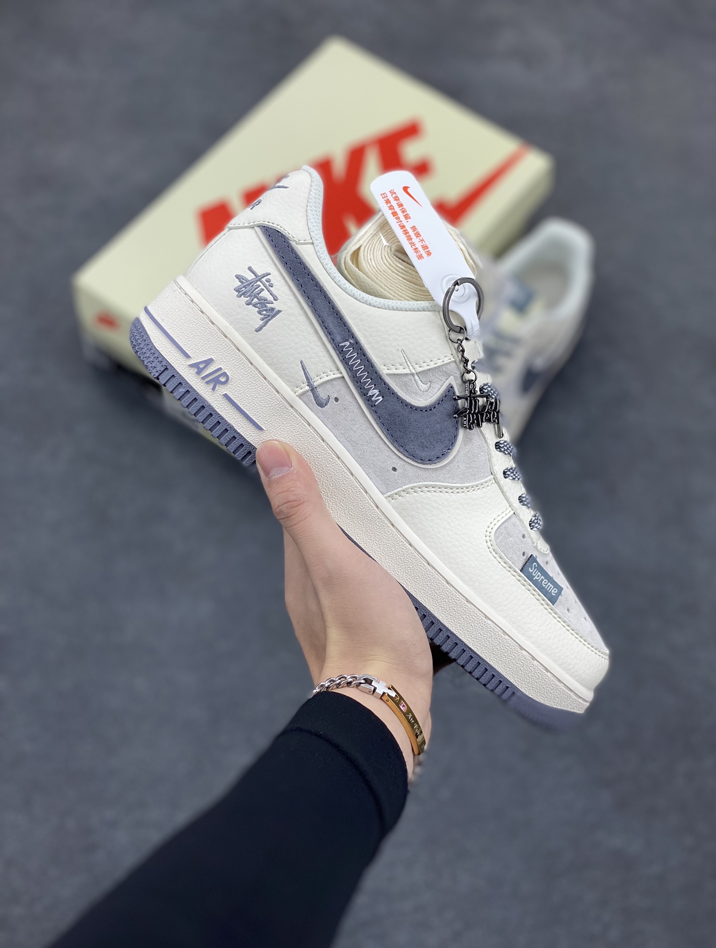 NIke Air Force 1 \’07 Low “斯图西联名——米灰刺绣勾”空军一号 低帮 运动鞋 休闲鞋 折边针车 工艺难度大 原楦头原纸板 原装鞋盒 定制五金配件 内置全掌气垫 原厂鞋底 货号:DM6688-003 尺码:36 36.5 37.5 38 38.5 39 40 40.5 41 42 42.5 43 44 44.5 45-选品中心