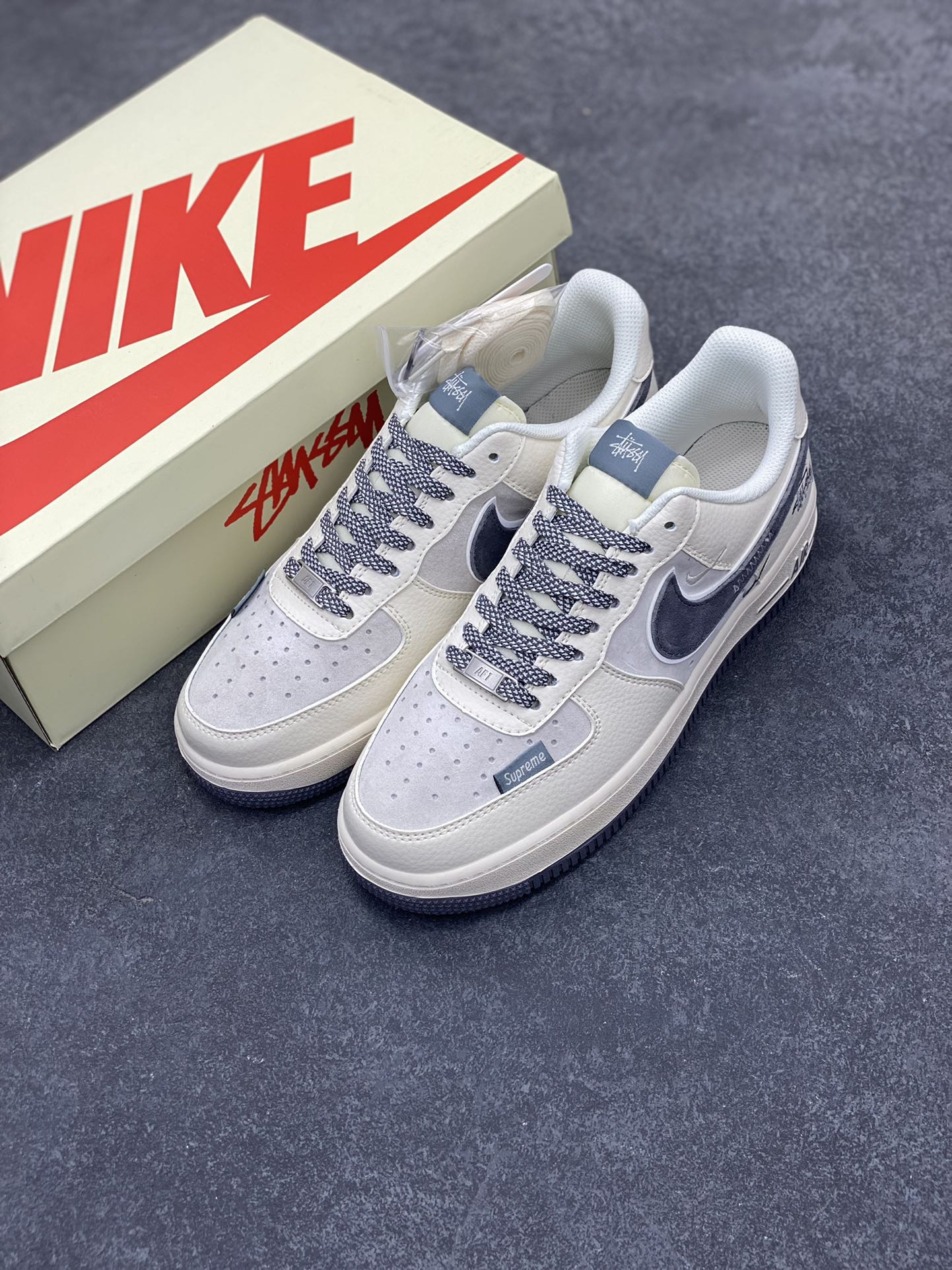图片[8]-NIke Air Force 1 \’07 Low “斯图西联名——米灰刺绣勾”空军一号 低帮 运动鞋 休闲鞋 折边针车 工艺难度大 原楦头原纸板 原装鞋盒 定制五金配件 内置全掌气垫 原厂鞋底 货号：DM6688-003 尺码：36 36.5 37.5 38 38.5 39 40 40.5 41 42 42.5 43 44 44.5 45-选品中心