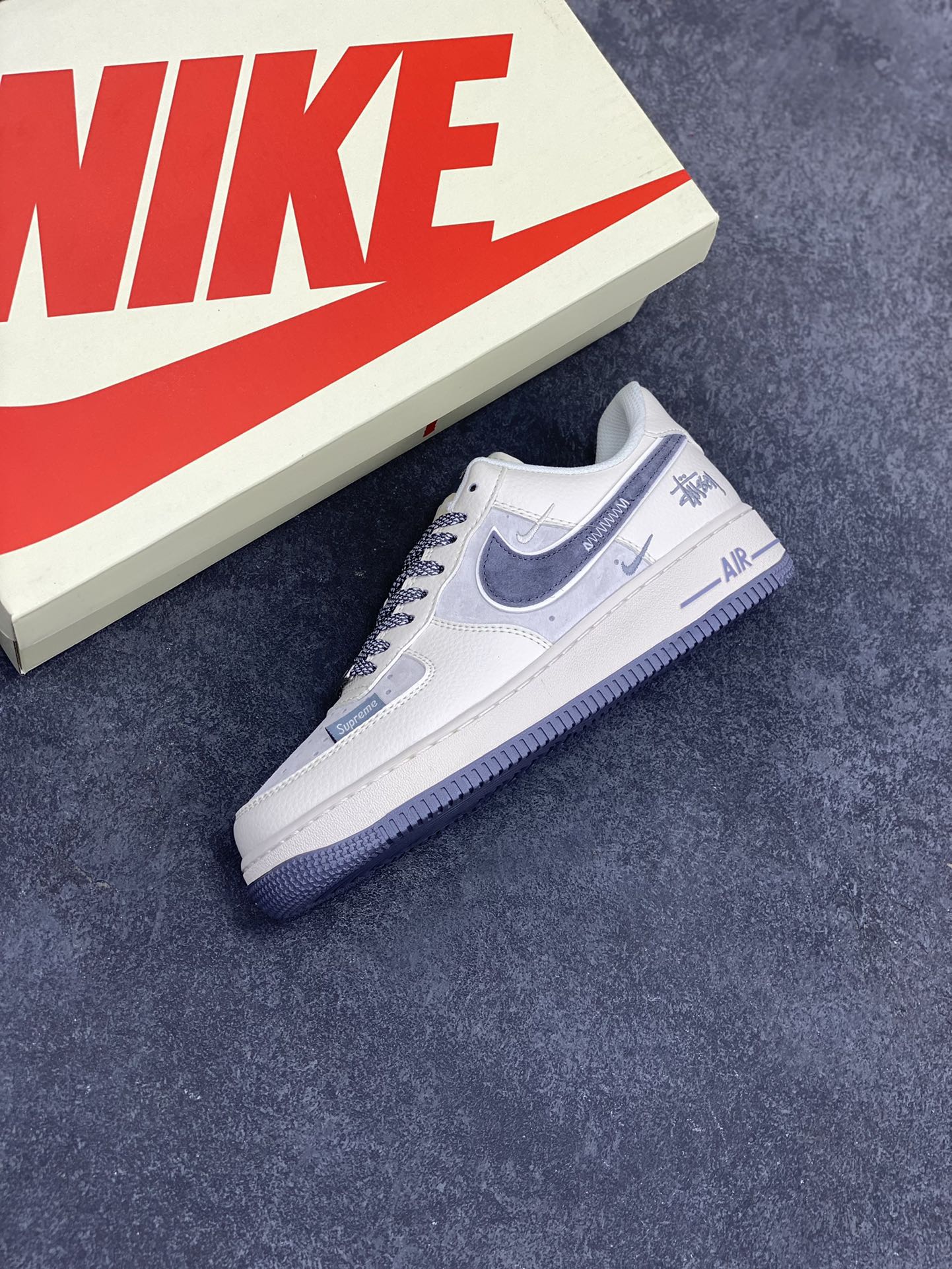 图片[7]-NIke Air Force 1 \’07 Low “斯图西联名——米灰刺绣勾”空军一号 低帮 运动鞋 休闲鞋 折边针车 工艺难度大 原楦头原纸板 原装鞋盒 定制五金配件 内置全掌气垫 原厂鞋底 货号：DM6688-003 尺码：36 36.5 37.5 38 38.5 39 40 40.5 41 42 42.5 43 44 44.5 45-选品中心