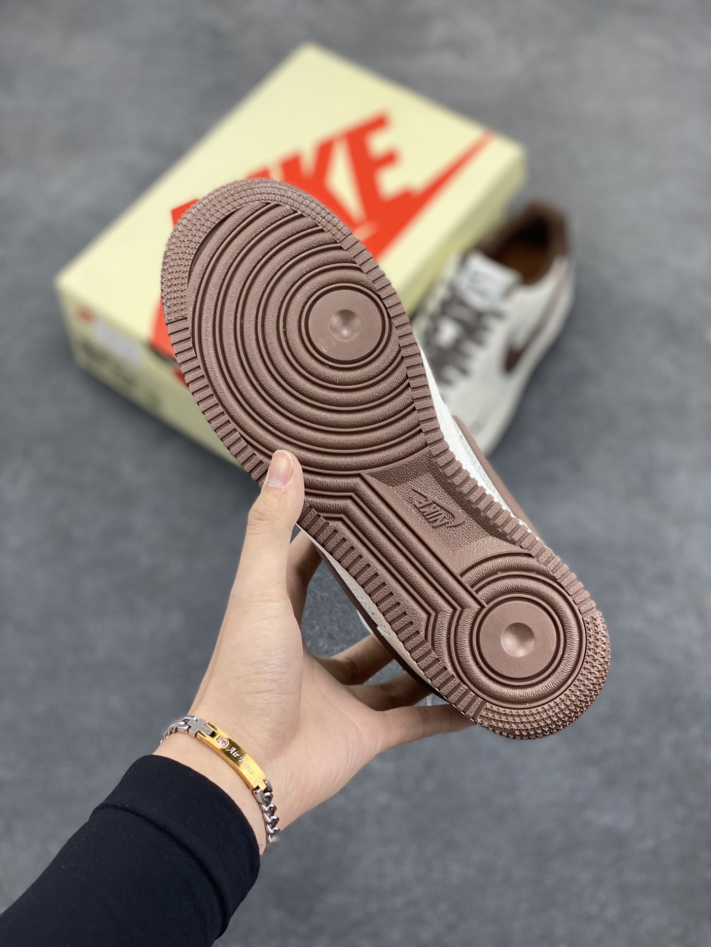 图片[5]-NIKE Air Force1 L 0w X CDG 联名空军一号板鞋 国际街头潮牌CDG正式NIKEAirForce1合作联名原楦头原纸板打造纯正低帮空军版型原盒配件拉帮完美大厂纯原品质出货清洁度电绣工艺皮料切割干净无任何毛边细节完美  货号：CG-240433  尺码：36 36.5 37.5 38 38.5 39 40 40.5 41 42 42.5 43 44 44.5 45-选品中心