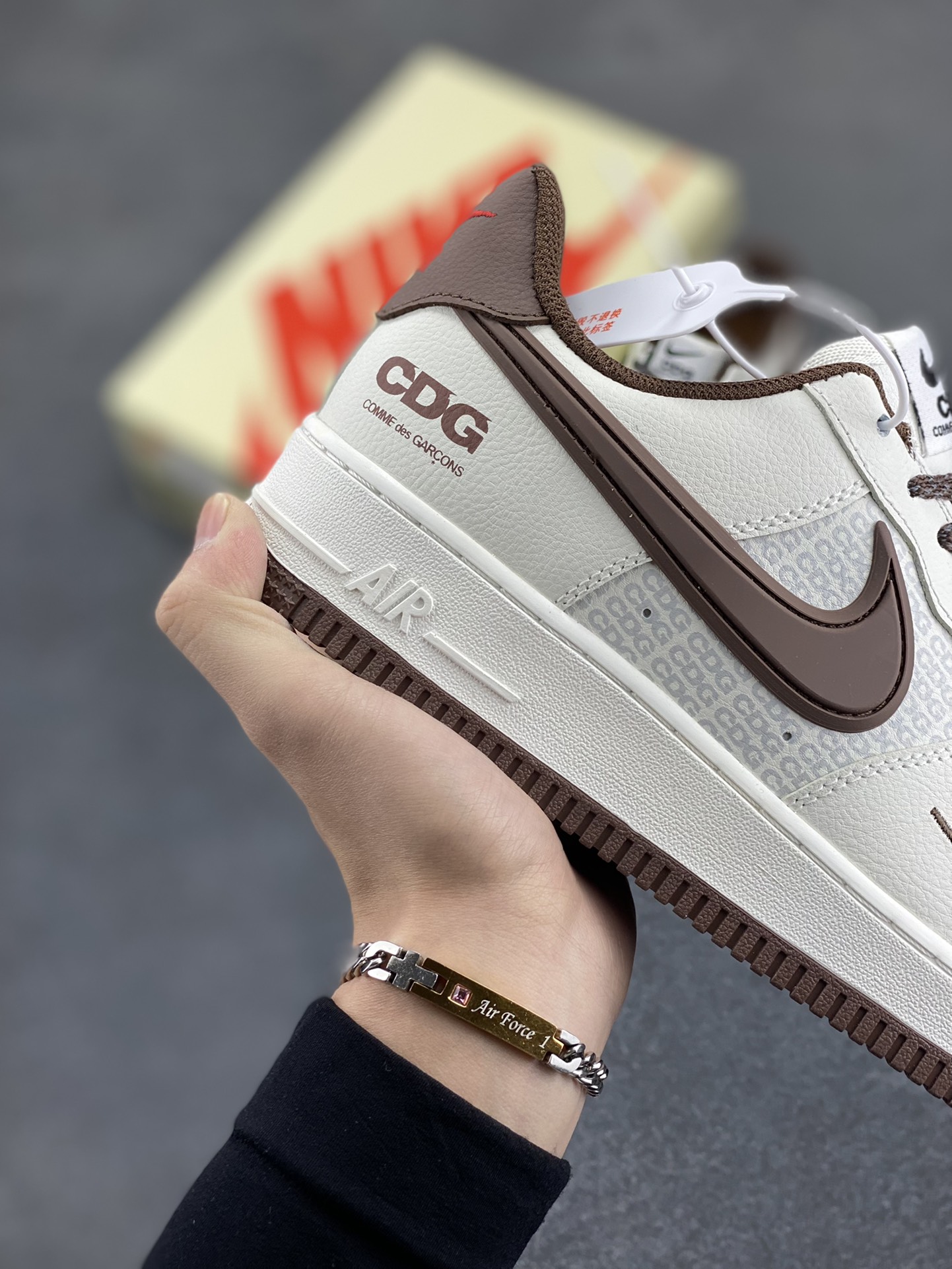图片[6]-NIKE Air Force1 L 0w X CDG 联名空军一号板鞋 国际街头潮牌CDG正式NIKEAirForce1合作联名原楦头原纸板打造纯正低帮空军版型原盒配件拉帮完美大厂纯原品质出货清洁度电绣工艺皮料切割干净无任何毛边细节完美  货号：CG-240433  尺码：36 36.5 37.5 38 38.5 39 40 40.5 41 42 42.5 43 44 44.5 45-选品中心