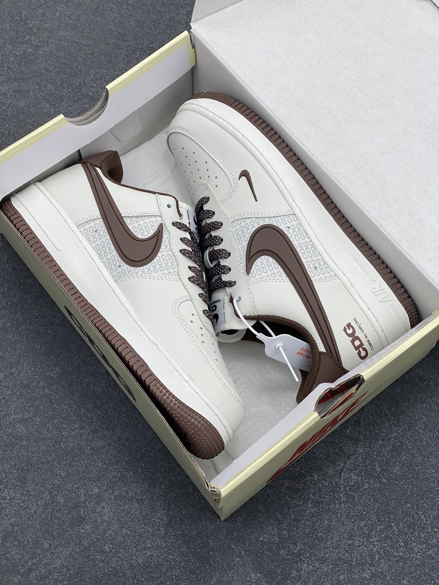 图片[9]-NIKE Air Force1 L 0w X CDG 联名空军一号板鞋 国际街头潮牌CDG正式NIKEAirForce1合作联名原楦头原纸板打造纯正低帮空军版型原盒配件拉帮完美大厂纯原品质出货清洁度电绣工艺皮料切割干净无任何毛边细节完美  货号：CG-240433  尺码：36 36.5 37.5 38 38.5 39 40 40.5 41 42 42.5 43 44 44.5 45-选品中心