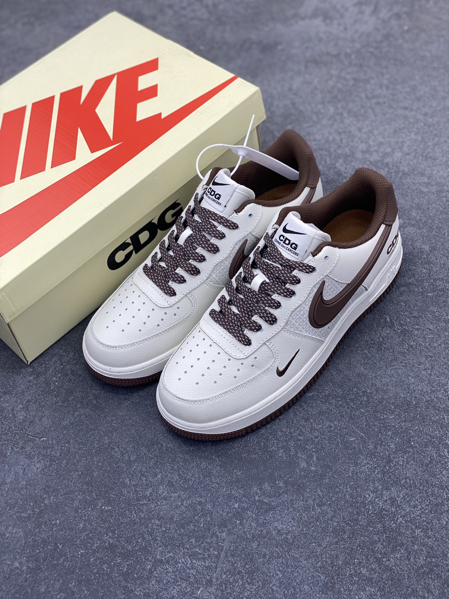 图片[8]-NIKE Air Force1 L 0w X CDG 联名空军一号板鞋 国际街头潮牌CDG正式NIKEAirForce1合作联名原楦头原纸板打造纯正低帮空军版型原盒配件拉帮完美大厂纯原品质出货清洁度电绣工艺皮料切割干净无任何毛边细节完美  货号：CG-240433  尺码：36 36.5 37.5 38 38.5 39 40 40.5 41 42 42.5 43 44 44.5 45-选品中心