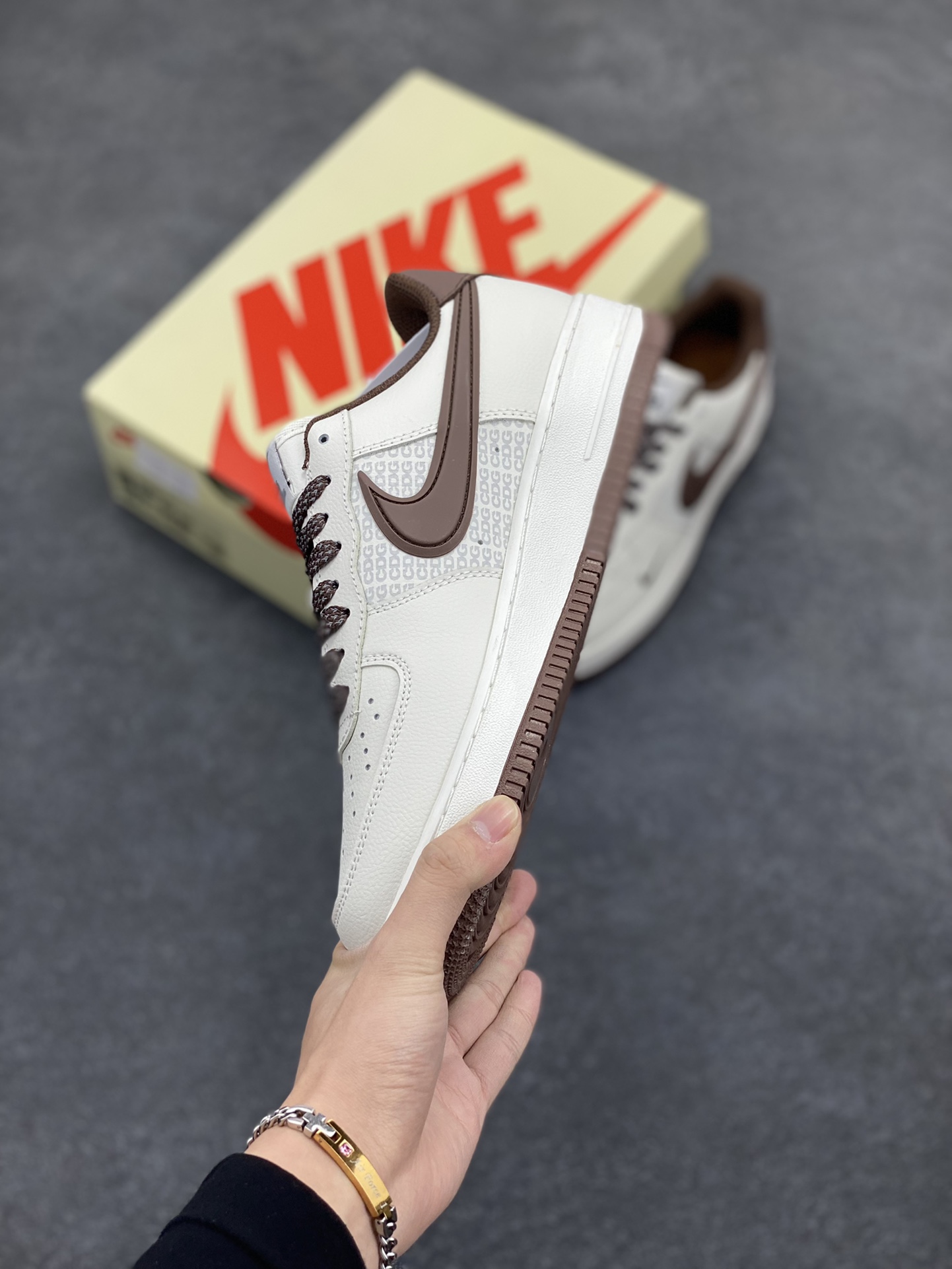 图片[3]-NIKE Air Force1 L 0w X CDG 联名空军一号板鞋 国际街头潮牌CDG正式NIKEAirForce1合作联名原楦头原纸板打造纯正低帮空军版型原盒配件拉帮完美大厂纯原品质出货清洁度电绣工艺皮料切割干净无任何毛边细节完美  货号：CG-240433  尺码：36 36.5 37.5 38 38.5 39 40 40.5 41 42 42.5 43 44 44.5 45-选品中心