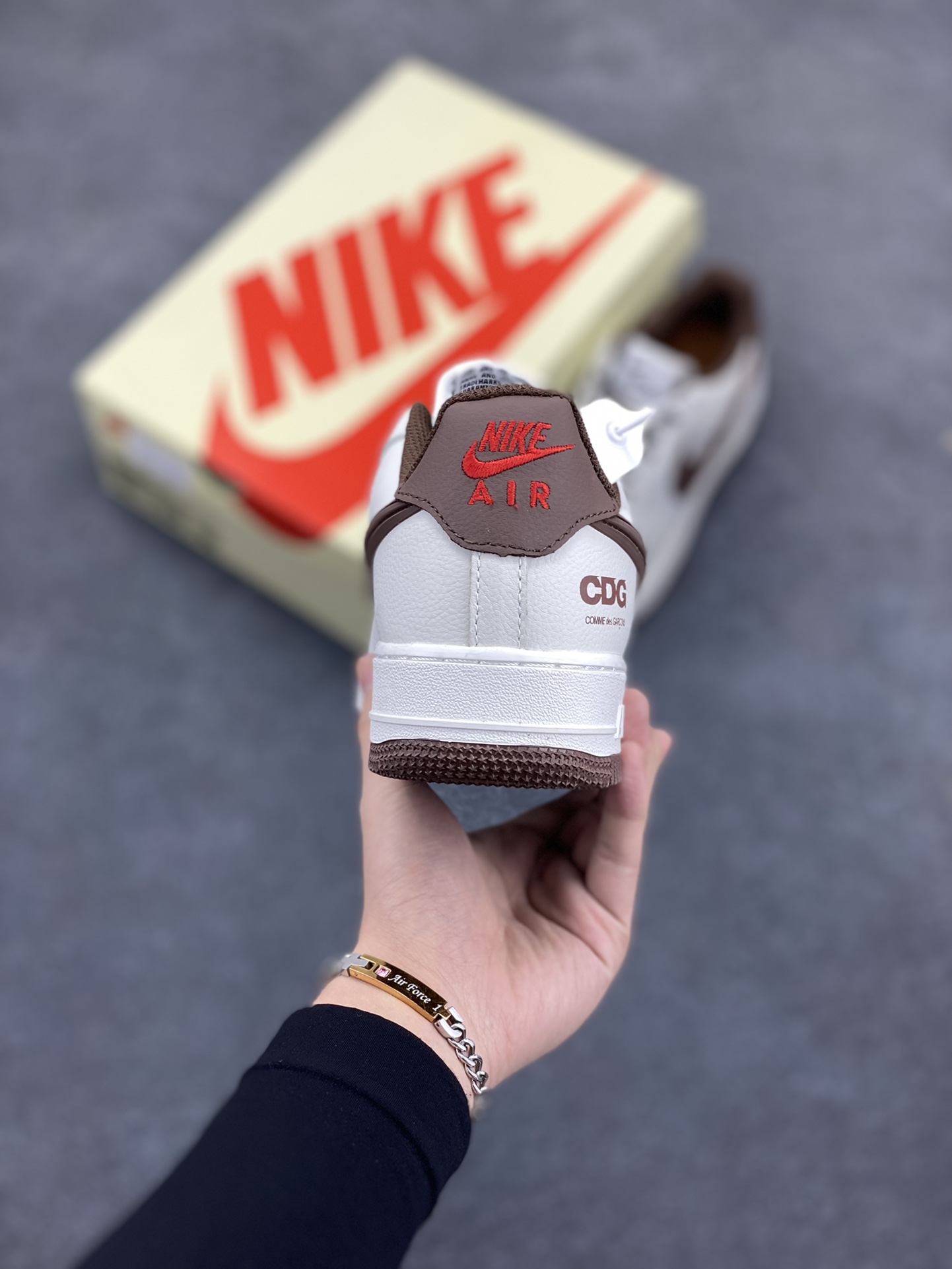 图片[4]-NIKE Air Force1 L 0w X CDG 联名空军一号板鞋 国际街头潮牌CDG正式NIKEAirForce1合作联名原楦头原纸板打造纯正低帮空军版型原盒配件拉帮完美大厂纯原品质出货清洁度电绣工艺皮料切割干净无任何毛边细节完美  货号：CG-240433  尺码：36 36.5 37.5 38 38.5 39 40 40.5 41 42 42.5 43 44 44.5 45-选品中心
