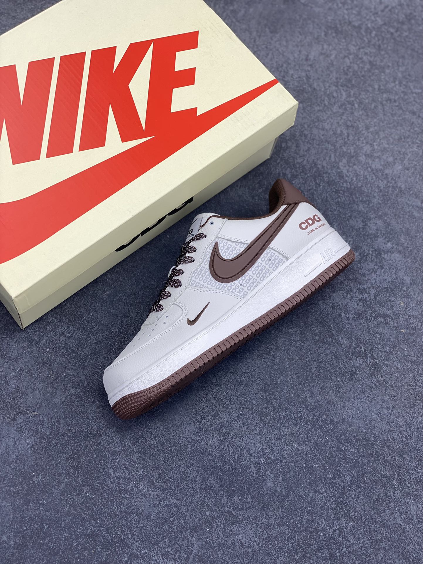 图片[7]-NIKE Air Force1 L 0w X CDG 联名空军一号板鞋 国际街头潮牌CDG正式NIKEAirForce1合作联名原楦头原纸板打造纯正低帮空军版型原盒配件拉帮完美大厂纯原品质出货清洁度电绣工艺皮料切割干净无任何毛边细节完美  货号：CG-240433  尺码：36 36.5 37.5 38 38.5 39 40 40.5 41 42 42.5 43 44 44.5 45-选品中心
