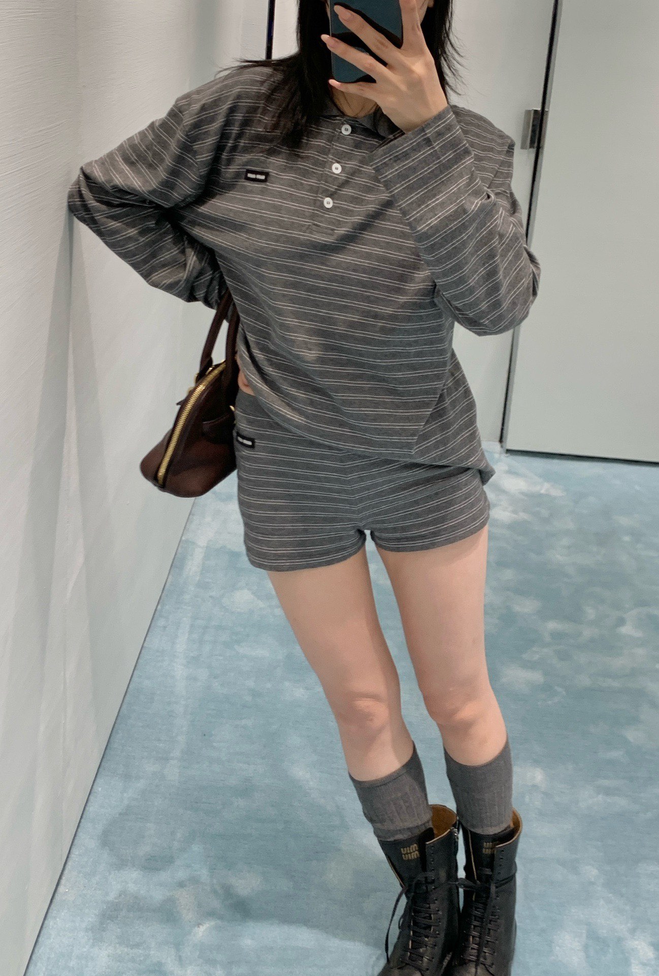 NO:296830,Top batch, short batch, Miumi*25Ss early spring new style, high-end gray striped lapel long-sleeved T-shirt   shorts suit. Original development!  High-end production!  No matter how you wear a lazy casual suit, you won’t make mistakes. The upper body is comfortable and inclusive, covers the flesh and looks slim, and the right length. Visually, the body is automatically divided into golden proportions. The elastic waist design is highly inclusive and suitable for girls of all figures. It can also visually play a certain effect of lengthening the length of the legs!  Simple, high-end and tasteful!  Sisters, just feel at ease!  Spot SML, miumiu, shorts,tees,t-shirt,gold,alexander wang19860909上衣批 短裤批 Miumi*25Ss早春新款 高级灰条纹翻领长袖T恤 短裤套装.原版开发！高版出品！懒人休闲套装怎么穿都不会出错上身舒适度不错且包容性强 遮肉又显瘦 恰到好处的衣长 视觉上自动将身材分割成黄金比例松紧腰的设计包容性大 适合各种身材的女孩 视觉上也能起到一定的拉长长腿部线条比例的效果！简单高级又有品味！姐妹们 放心入就对了！现货 SML,,miumiu,shorts,tees，t-shirt,gold,alexander wang,Women's clothing