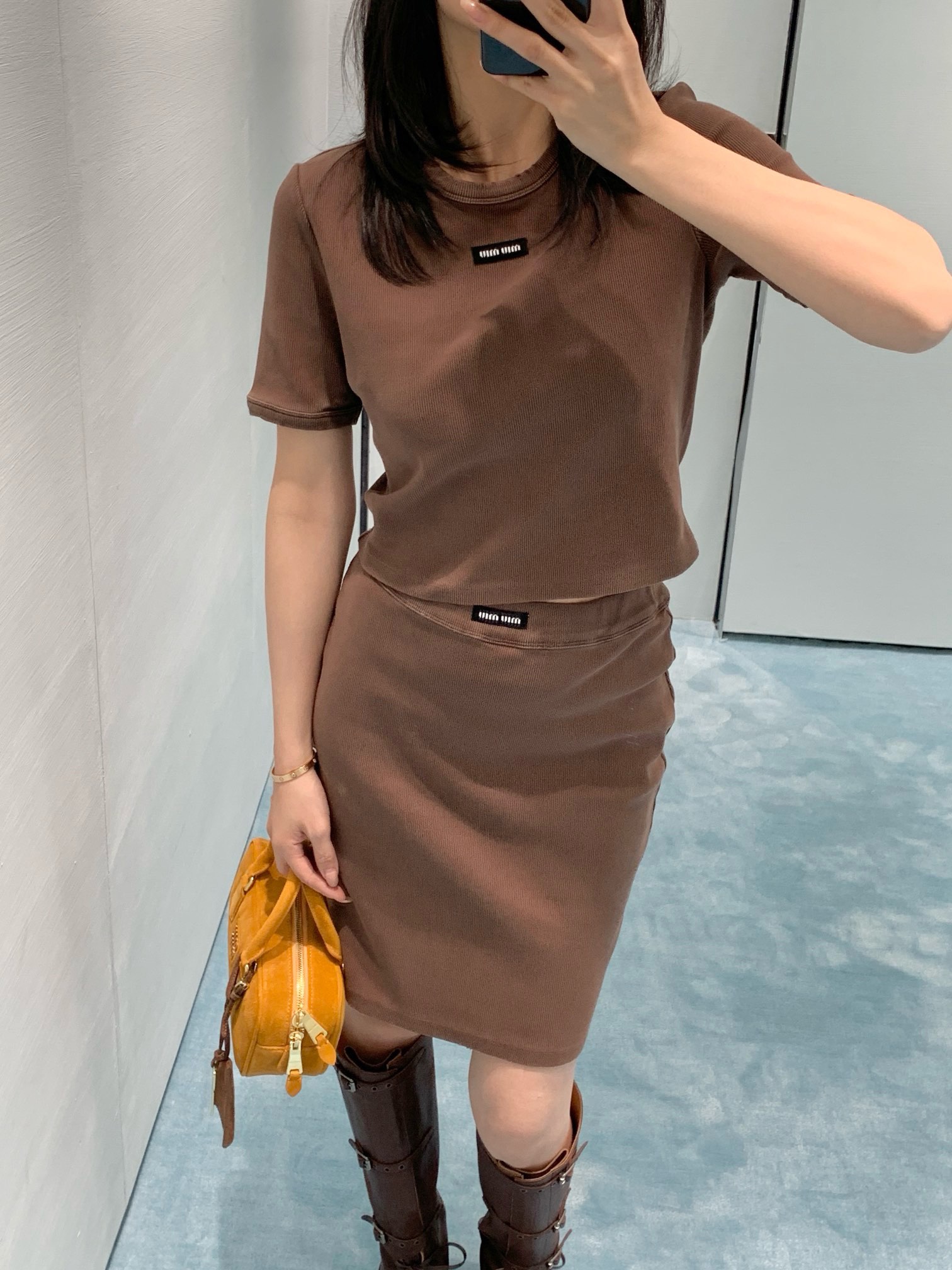 NO:314962,Batch (top) Batch (skirt) Miumi* 24 spring and summer hot-show logo micro-label college style small short-sleeved skirt. The comfortable fabric of threaded cotton presents simple lines, embellishes logo patches, highlighting the classic style and unique personality, and a classic item that is single-fitted and layered. Spot SML,,miumiu, skirts, T-shirt, alexander wang19860909批（上衣）批（半裙） Miumi* 24春夏爆款 logo微标学院风小短袖半身裙.螺纹棉舒适的面料呈现简约线条,点缀徽标贴饰,彰显经典风范与独特个性,单穿叠穿的经典单品 现货 SML,,miumiu,skirts,T-shirt,alexander wang,Women's clothing