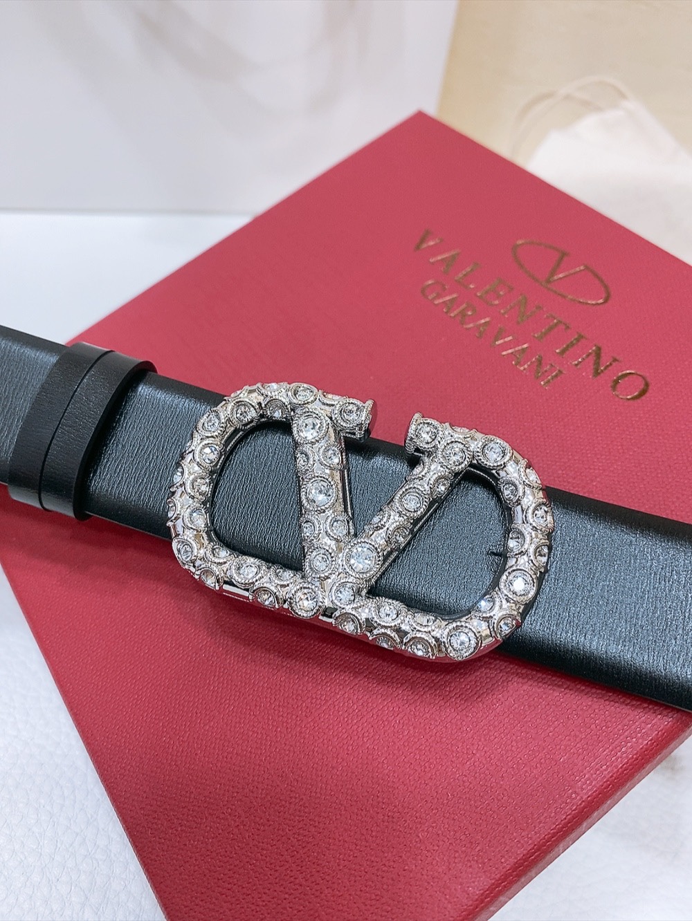 Valentino’s Vlogo Belt: Signature Style with Imported Leather and Stripes - 图片 3