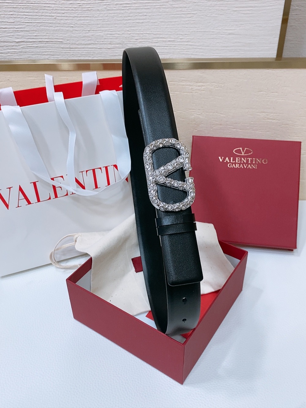 Valentino’s Vlogo Belt: Signature Style with Imported Leather and Stripes - 图片 6