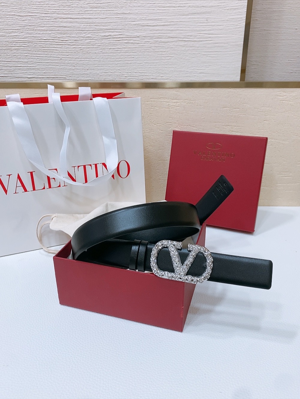 Valentino’s Vlogo Belt: Signature Style with Imported Leather and Stripes - 图片 2