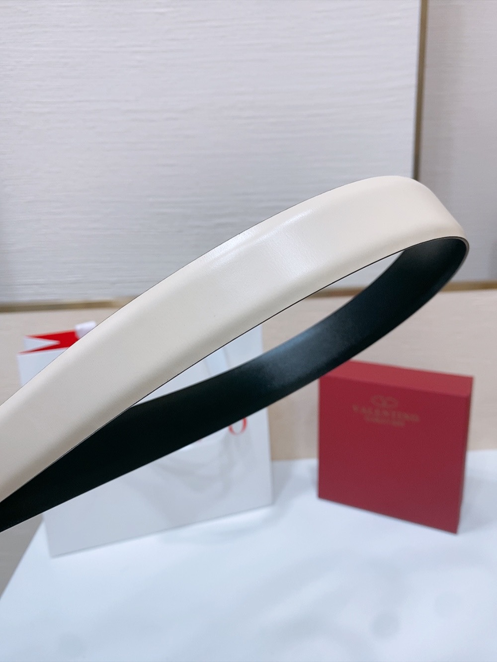 Ms. Valentino’s Belt: Vlogo Signature in Oxen Skin with Schwarlow Stripes, 3cm Width - 图片 5