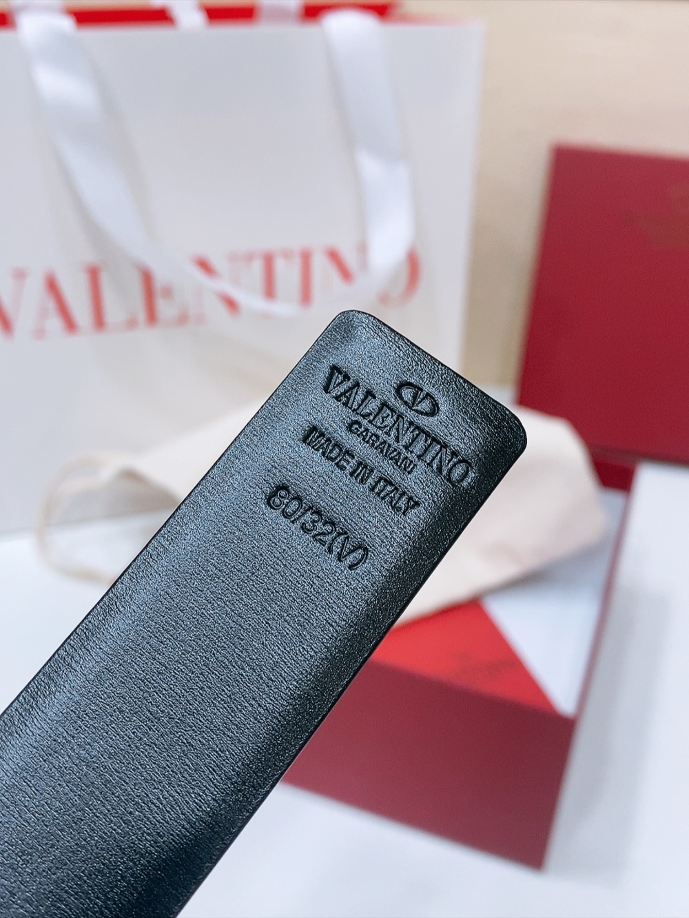 Ms. Valentino’s Belt: Vlogo Signature in Oxen Skin with Schwarlow Stripes, 3cm Width - 图片 4