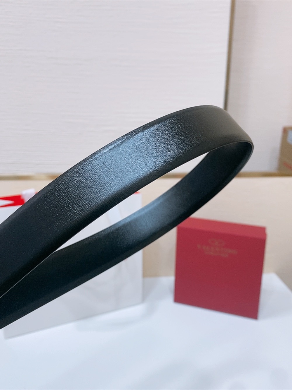 Valentino Vlogo Belt: Shallow Pill Design with Schwarlow Stripes, 3cm Width. - 图片 4