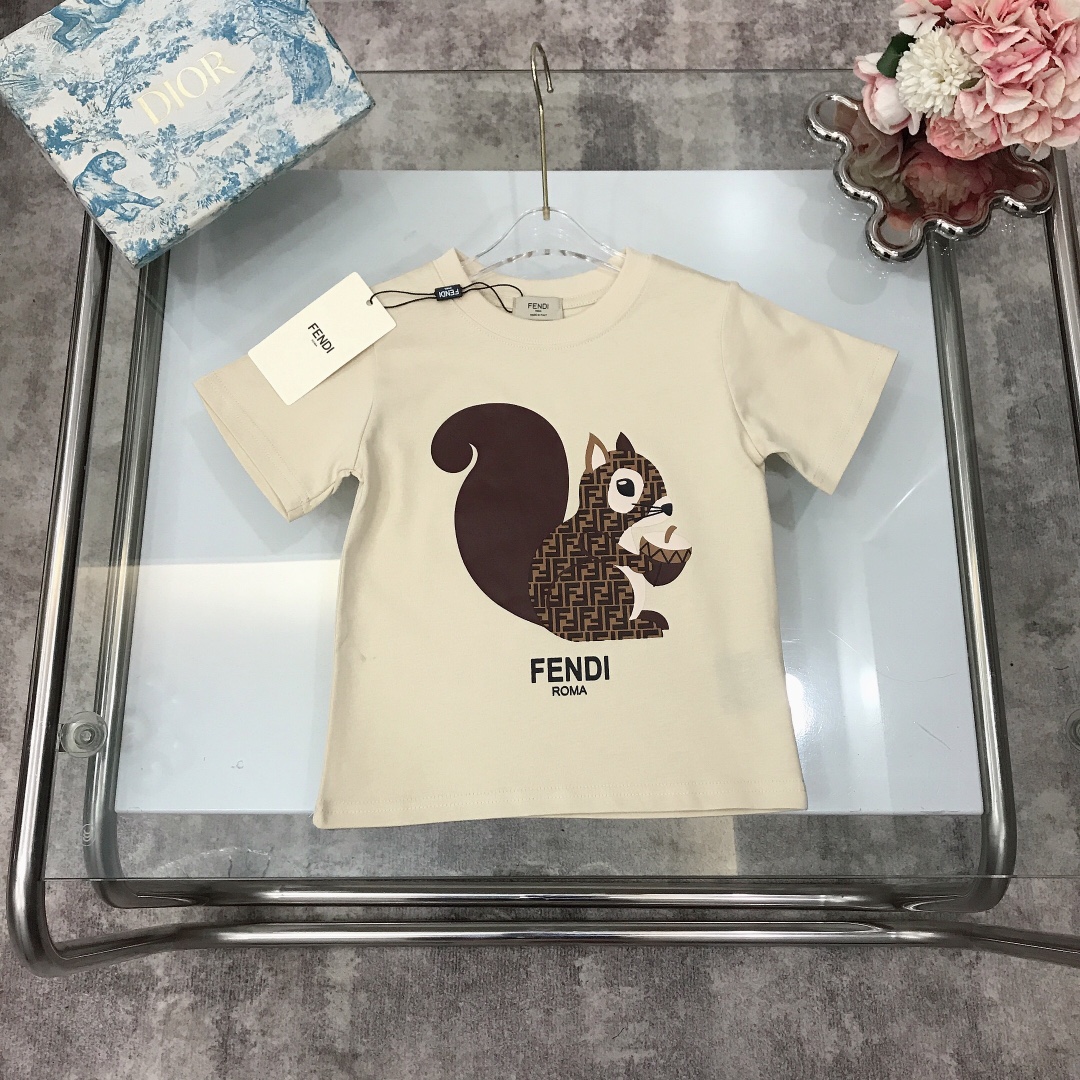 NO:210309,Spot FEND* /SS Little Squirrel's new logo print Round neck short-sleeved T-shirt New summer style ~ combed cotton fabric skin-friendly and refreshing neckline wide design with comfortable upper body and breathable and high-end wide threaded neckline design High-end fashionable style, using imported high-end customized high-quality organic cotton fabric comfortable and breathable The upper body effect is very good Color Apricot Blue Size-110-120-130-140-150 [CM] Requires counter packaging, clothes, fendi, T-shirt, tees, t-shirt,19860909现货发   FEND* /SS 小松鼠全新logo印花 圆领短袖T恤 夏季新款～精梳棉面料亲肤透爽 领口加宽设计上身舒适透气又高级 宽大螺纹领口设计 高级时髦款,采用进口高端定制精选优质有机棉面料 舒适透气 上身效果非常好 颜色 杏色 蓝色 尺码-110-120-130-140-150【CM】 需要专柜包装元,衣服,fendi,T-shirt,tees，t-shirt,,Children's