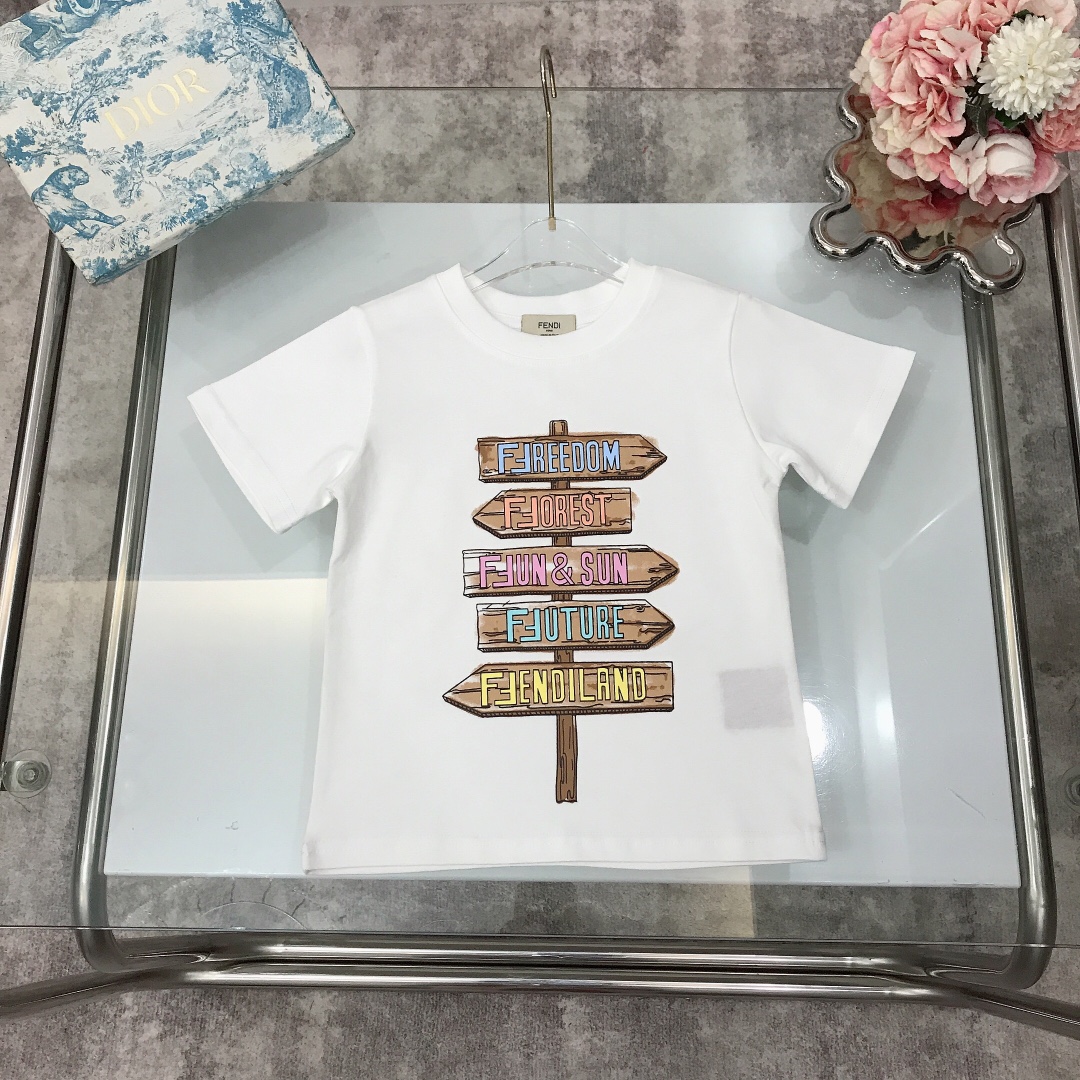NO:210333,Spot FEND* /SS Three-dimensional offset printing LOGO Direction indicator round neck short-sleeved T-shirt New summer style ~ combed cotton fabric skin-friendly and refreshing neckline wide design top body comfortable and breathable and high-end wide threaded neckline design high-end fashionable style, using imported high-end customized high-quality organic cotton fabric comfortable and breathable The upper body effect is very good Color White Size-on-110-120-130-140-150 [CM] Requires counter packaging, clothes, fendi, T-shirt, tees, t-shirt,19860909现货发   FEND* /SS 立体胶印LOGO 方向指标圆领短袖T恤 夏季新款～精梳棉面料亲肤透爽 领口加宽设计上身舒适透气又高级 宽大螺纹领口设计 高级时髦款,采用进口高端定制精选优质有机棉面料 舒适透气 上身效果非常好 颜色 白色 尺码-110-120-130-140-150【CM】 需要专柜包装元,衣服,fendi,T-shirt,tees，t-shirt,,Children's