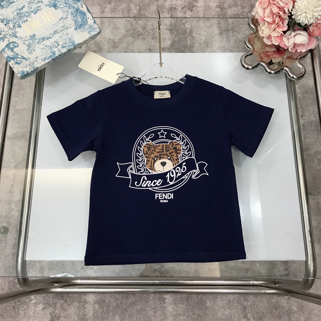 NO:210317,Spot FEND* /SS New logo print Round neck short-sleeved T-shirt New summer style ~ combed cotton fabric skin-friendly and refreshing, wide neckline design, comfortable upper body and breathable, wide threaded neckline design, high-end fashionable style, imported high-end customized high-quality organic cotton fabric, comfortable and breathable, the upper body effect is very good Color Apricot color Navy blue Size-110-120-130-140-150 [CM] Requires counter packaging, clothes, fendi, T-shirt, tees, t-shirt,19860909现货发   FEND* /SS 全新logo印花 圆领短袖T恤 夏季新款～精梳棉面料亲肤透爽 领口加宽设计上身舒适透气又高级 宽大螺纹领口设计 高级时髦款,采用进口高端定制精选优质有机棉面料 舒适透气 上身效果非常好 颜色 杏色 藏蓝色 尺码-110-120-130-140-150【CM】 需要专柜包装元,衣服,fendi,T-shirt,tees，t-shirt,,Children's