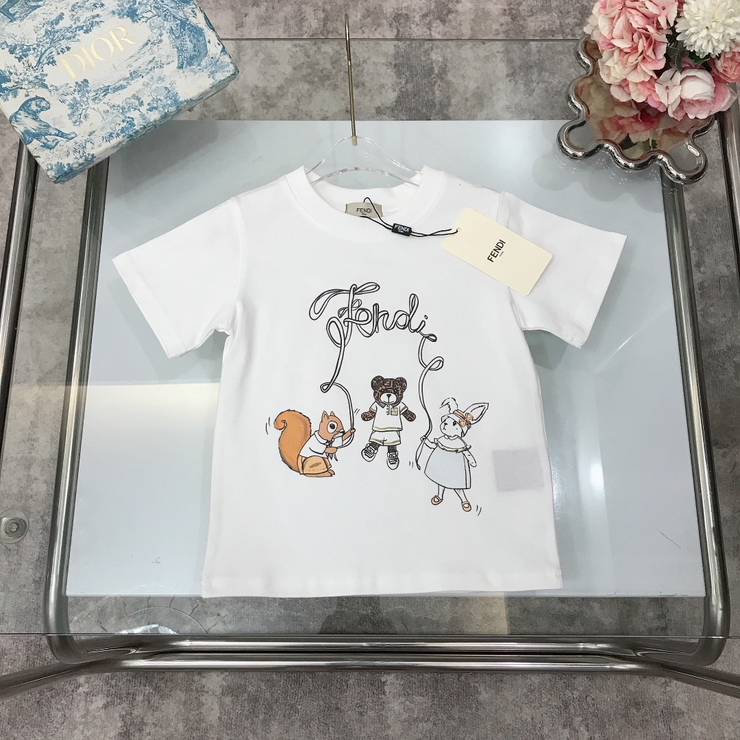 NO:210324,Spot FEND* /SS Full of children's fun round neck short-sleeved T-shirt New summer style ~ combed cotton fabric skin-friendly and refreshing. The neckline is widened and designed with comfortable and breathable upper body. Large threaded neckline design. High-end fashionable style, using imported high-end customized high-quality organic cotton fabric. Comfortable and breathable. The upper body effect is very good. Color White Size-110-120-130-140-150 [CM] Requires counter packaging, clothes, fendi, T-shirt, tees, t-shirt,19860909现货发   FEND* /SS 童趣十足 圆领短袖T恤 夏季新款～精梳棉面料亲肤透爽 领口加宽设计上身舒适透气又高级 宽大螺纹领口设计 高级时髦款,采用进口高端定制精选优质有机棉面料 舒适透气 上身效果非常好 颜色 白色 尺码-110-120-130-140-150【CM】 需要专柜包装元,衣服,fendi,T-shirt,tees，t-shirt,,Children's