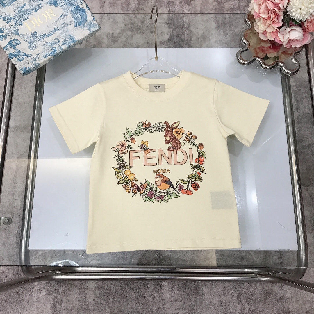 NO:210342,Spot FEND* /SS New colored floral logo print Round neck short-sleeved T-shirt New summer style ~ combed cotton fabric skin-friendly and refreshing neckline wide design with comfortable upper body and breathable and high-end wide threaded neckline design High-end fashionable style, using imported high-end customized high-quality organic cotton fabric Comfortable and breathable The upper body effect is very good Color Apricot Pink Size-110-120-130-140-150 [CM] Requires counter packaging, clothes, fendi, T-shirt, tees, t-shirt,19860909现货发   FEND* /SS 全新彩色花卉logo印花 圆领短袖T恤 夏季新款～精梳棉面料亲肤透爽 领口加宽设计上身舒适透气又高级 宽大螺纹领口设计 高级时髦款,采用进口高端定制精选优质有机棉面料 舒适透气 上身效果非常好 颜色 杏色 粉色 尺码-110-120-130-140-150【CM】 需要专柜包装元,衣服,fendi,T-shirt,tees，t-shirt,,Children's
