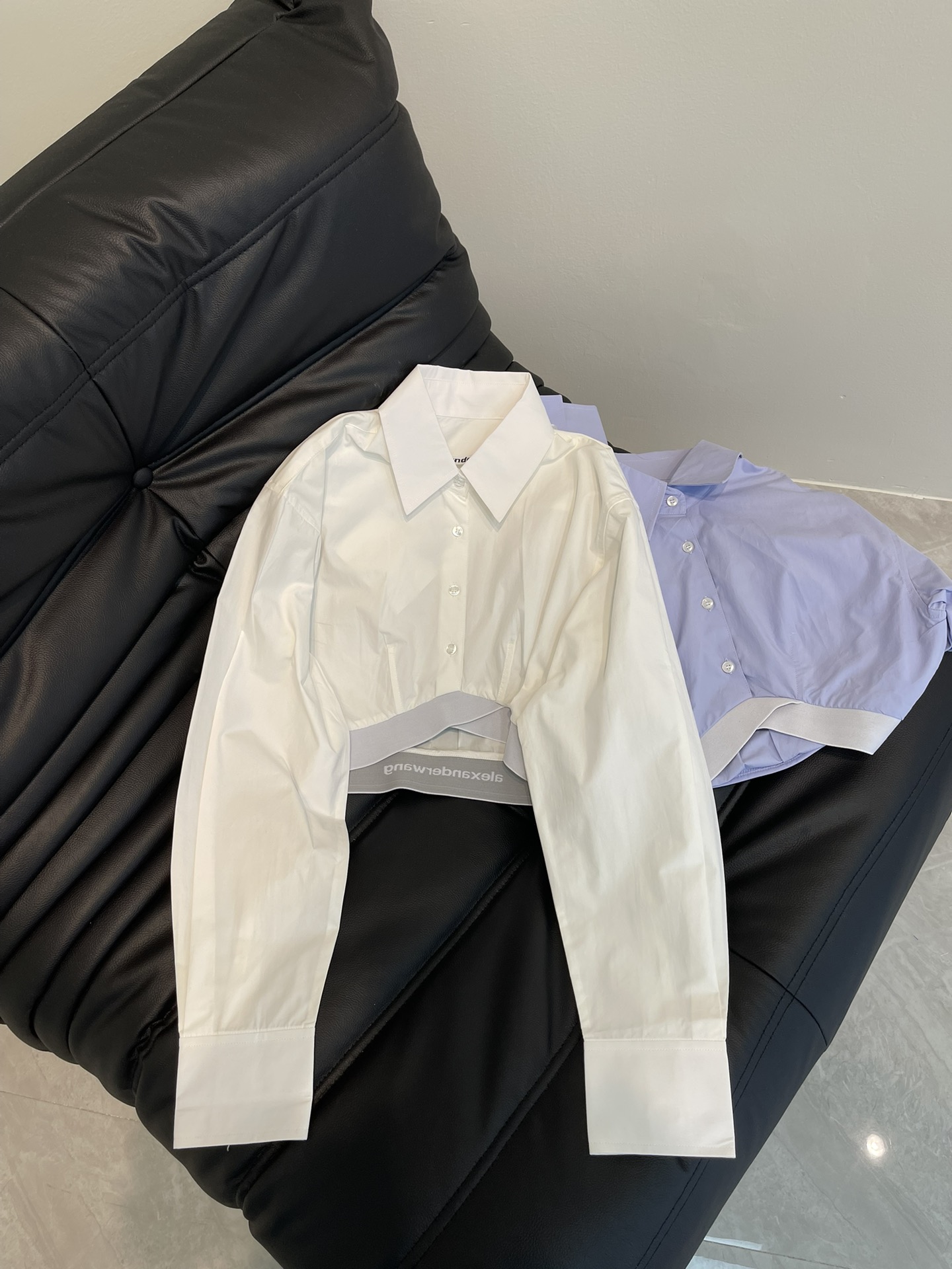 NO:314142,Alexander wan* King 25 early spring new product spliced ​​webbing short irregular shirt Customized YB twill cotton material, smooth and comfortable texture, shoulder-drop lapel short shirt design, modify body shape, fashionable and fashionable, exquisite and neat tailored spliced ​​elastic webbing hem, highlighting the advantages of slim waist figure, showing personality, sexy and charming, sewn on the back, showing the texture of the big brand, the large body is versatile and versatile, and the casual feel is doubled, and easy to adapt to other items, daily casual wear is not wrong, hot girls are not lose their personality, SML,,alexander wang,shirts,alexander wang19860909Alexander wan*大王25早春新品拼接织带短款不规则衬衫 定制YB斜纹全棉材质 质感垂顺舒适 落肩翻领短款衬衫设计 修饰身材 时髦洋气 精致利落剪裁拼接弹力织带衣摆 突出纤腰身材优势 彰显个性 性感迷人 后侧缝制品牌徽标 彰显大牌质感 大身素色百搭不挑人 休闲感倍增 轻松适配其他单品 日常休闲穿着不出错 辣妹又不失个性 SML,,alexander wang,shirts,alexander wang,Women's clothing