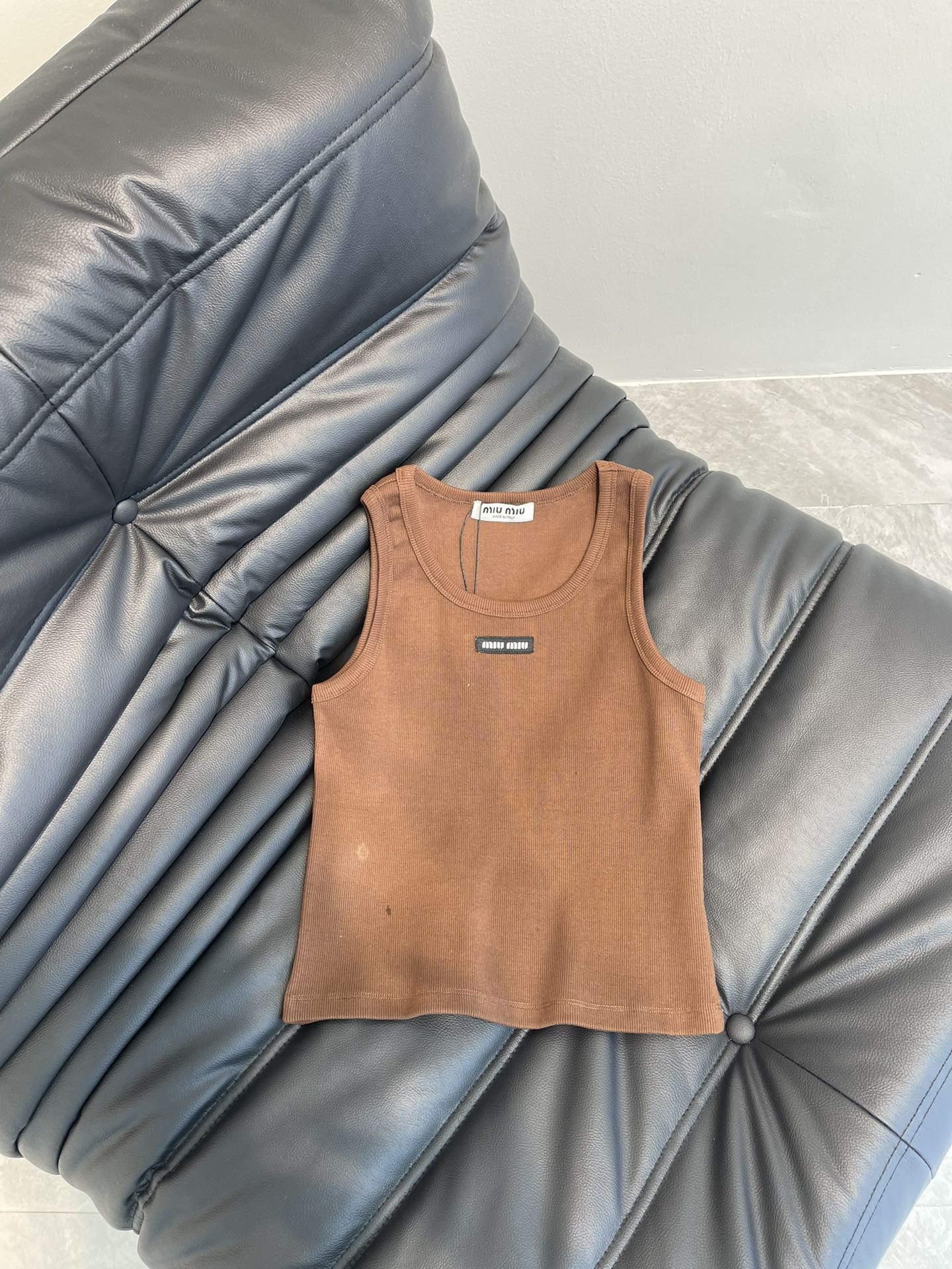 NO:316589,Miumi*25 spring and summer new Maillard color patch logo threaded cotton vest. Customized YB cotton material, original development, restored threaded texture. Round neck slim vest, diverse outfits, must-have for hot girls. U-neck makes the collarbone look small, and crochet letters on the chest are decorated with fashionable and individual. The inner wear is all fashionable items!  SML, miumiu, alexander wang19860909Miumi*25春夏新款美拉德色系贴布徽标logo螺纹棉背心.定制YB全棉材质,原版开发,还原螺纹肌理.圆领修身背心,穿搭多样性,辣妹必备.U领显锁骨显脸小,胸前钩花字母装饰,时髦有个性.单穿内搭都是时髦单品！SML,,miumiu,alexander wang,Women's clothing