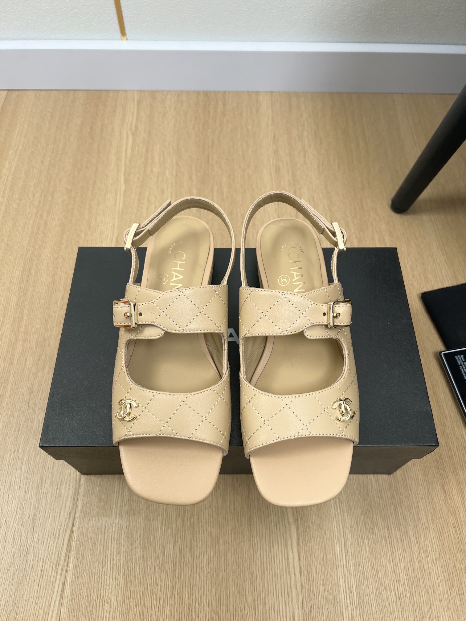 NO:163950,CHANEL Chanel | 2025 Xiaoxiang 2025 Early Spring New Products, a counter new double C thick-heel printed diamond embroidered sandals series. Love at first sight. Xiaohongshu is strongly recommended for sandals. It looks good no matter how you match it. It is a must-have for fashionable beauty. Ms. Xiaoxiang loves simple and irresistible./Matching shows a unique style of dressing, free mixing and matching, shining in place, and the fashionable pace of Grandma Tsuka!  !  !  Exquisite details enlarge the original mold opening hardware buckle Top version purchasing level creation & small person welfare Thick sole Increase height Super slimming This year's fairy must-have fashion items Upper Imported cowhide/printed cloth Inner Imported sheepskin Outsole Imported leather outsole Outsole 2cm/5cm Size 35-41 (40.41 customization without return or exchange), sandals, chanel, chanel, sandals, cowhide, sheepskin, Leather soles19860909CHANEL香奈儿 | 2025  小香2025早春新品 专柜新款双C粗跟印花菱格刺绣凉鞋系列 一见钟情 小红书力推款凉鞋,怎么搭配都好看,时髦精必备,小香女士钟爱简约又难以抗拒系/搭配展现与众不同的穿搭风格、自由混搭闪耀到位跟紧香奶奶时尚步伐！！！精致细节放大看原版开模五金扣 顶级版本代购级别打造&小个子的福利 厚底 增高 超级显瘦 今年小仙女♀必备时尚单品 鞋面 进口牛皮/印花布 内里 进口羊皮 大底 进口真皮大底  大底 2cm/5cm 码数 35-41（40.41定制不退换）,凉鞋,chanel,chanel,sandals,cowhide,sheepskin,Leather soles,Women's Shoes