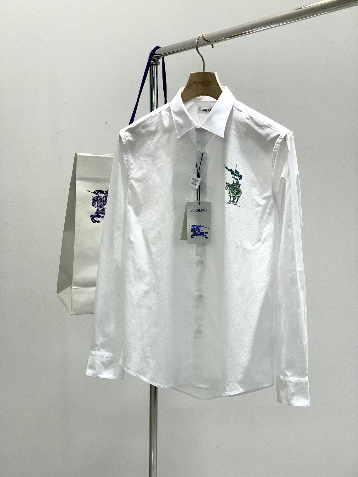 ，Burberry 巴宝莉，2025春夏最新品，专柜同步有售，原单狠货，时尚休闲长袖翻领衬衫，进口原版面