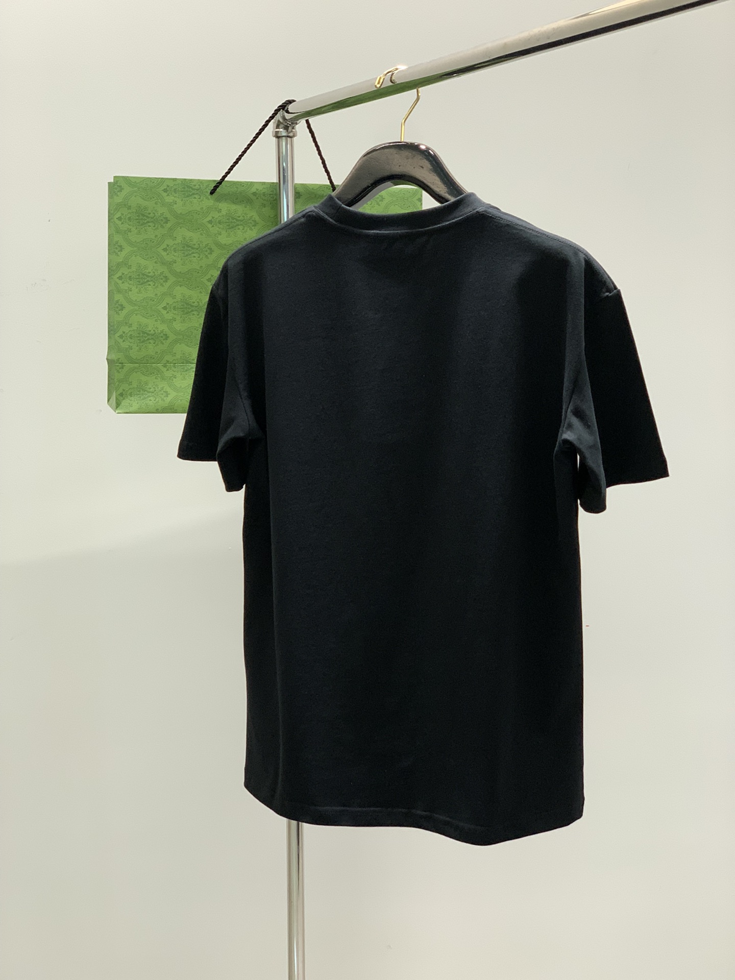 ，Gucci 古驰，2025春夏最新款，专柜同步有售，原单狠货，时尚休闲圆领短袖T恤，上身很有特点！吸睛
