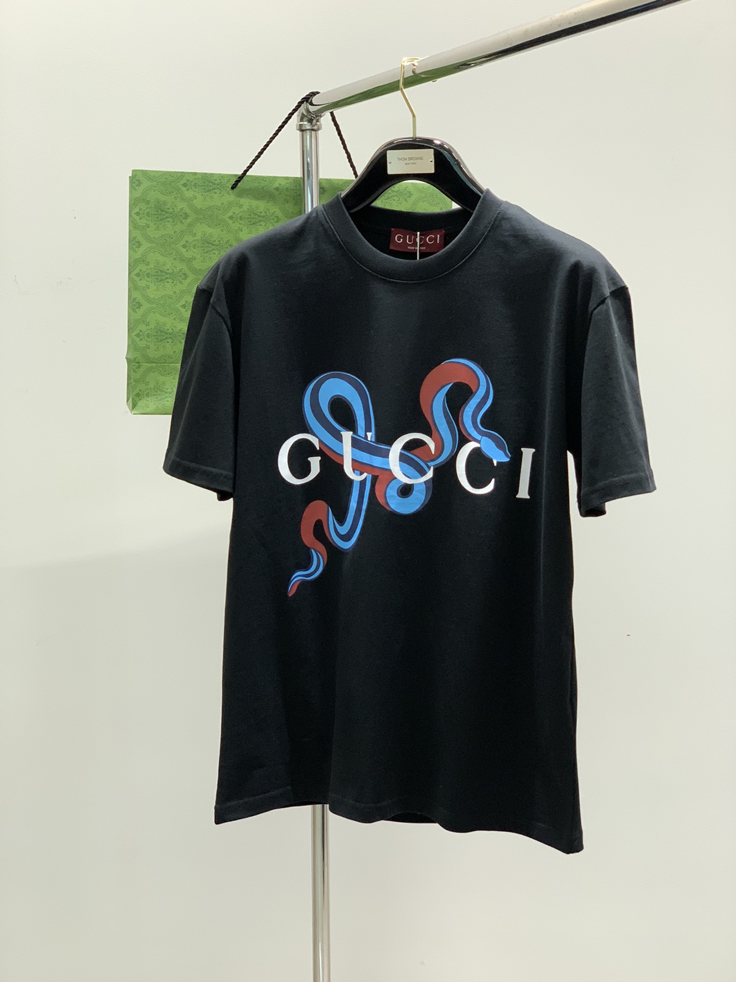 ，Gucci 古驰，2025春夏最新款，专柜同步有售，原单狠货，时尚休闲圆领短袖T恤，上身很有特点！吸睛