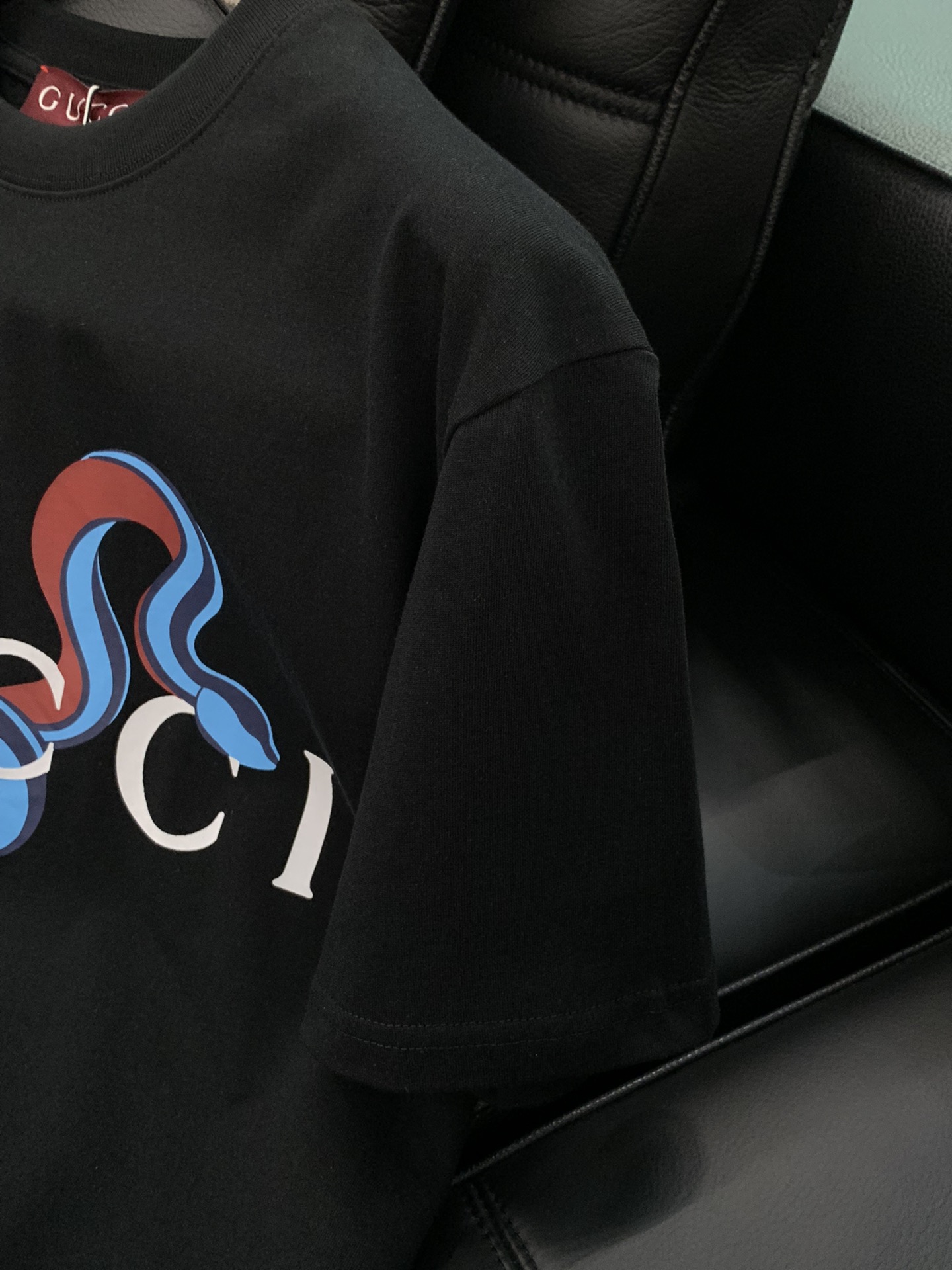 ，Gucci 古驰，2025春夏最新款，专柜同步有售，原单狠货，时尚休闲圆领短袖T恤，上身很有特点！吸睛