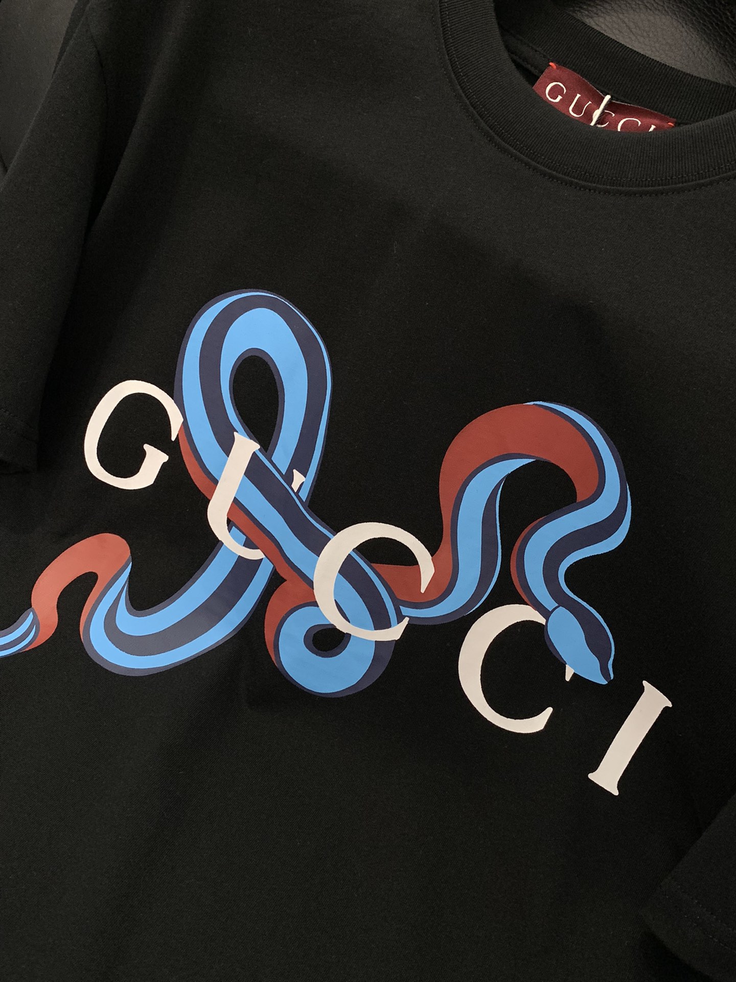 ，Gucci 古驰，2025春夏最新款，专柜同步有售，原单狠货，时尚休闲圆领短袖T恤，上身很有特点！吸睛